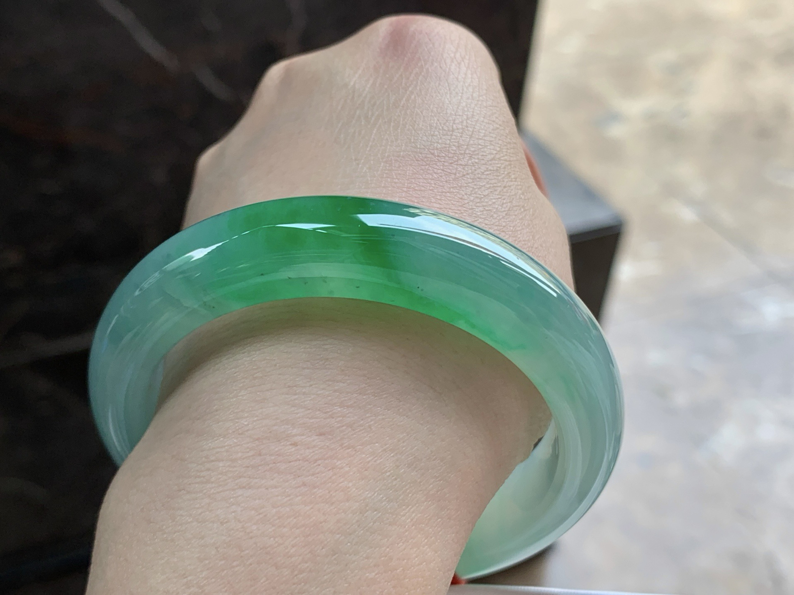 55.5-13.2-8.7

带色手镯^_^种水好 鲜艳