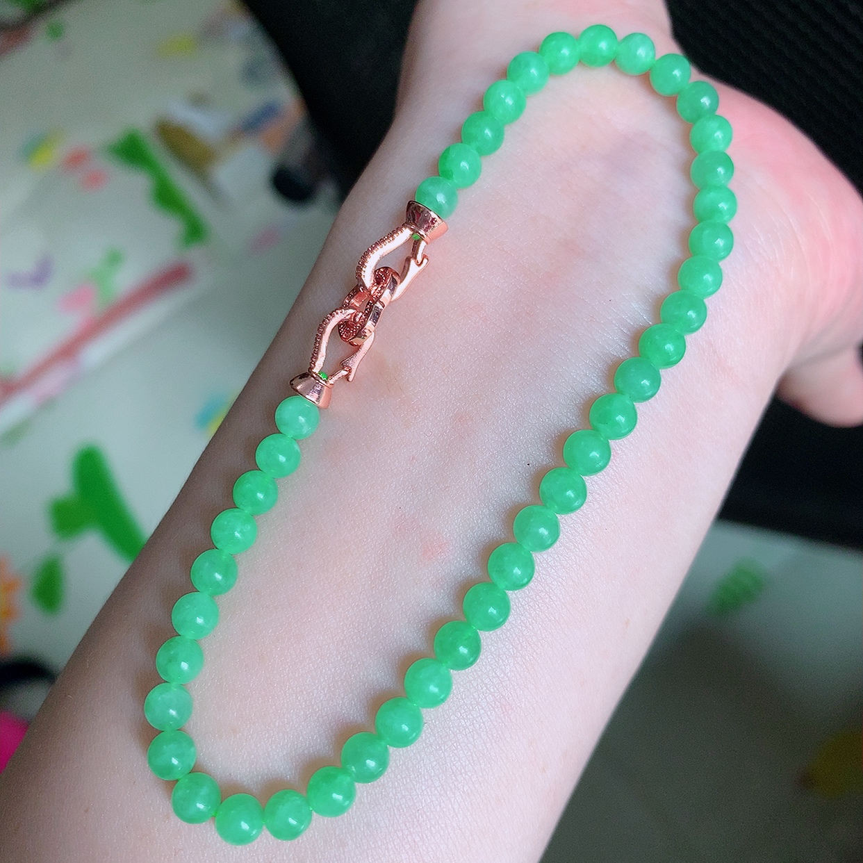 自然光实拍，冰润满绿翡翠手串手链，翠色灵动，佩戴效果时尚出众，尽显气质，玉质细腻，美感十足。#004.1取一尺寸4mm