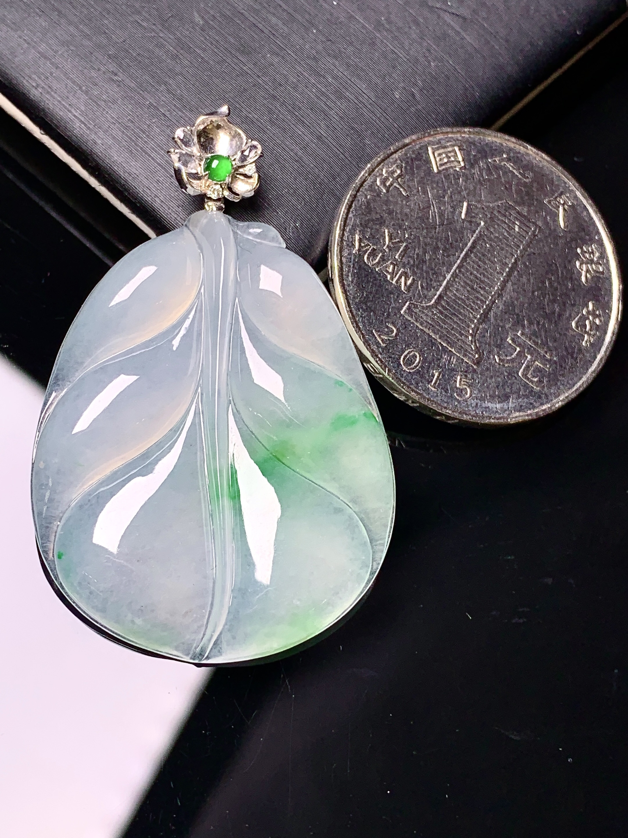 18k金镶嵌冰种飘绿树叶吊坠 玉质细腻 色泽艳丽清新 水润亮眼 整体尺寸41.8*27*4.3 c1