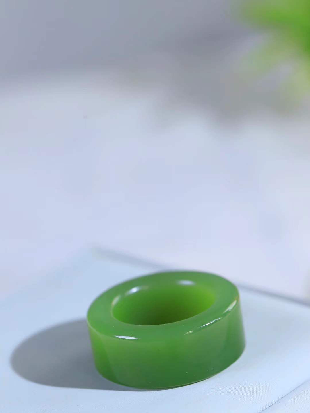 【古韵·扳指】

新疆和田玉碧玉扳指，玉质温润，油润感十足， 整器古韵生辉。优雅高贵。运筹帷幄