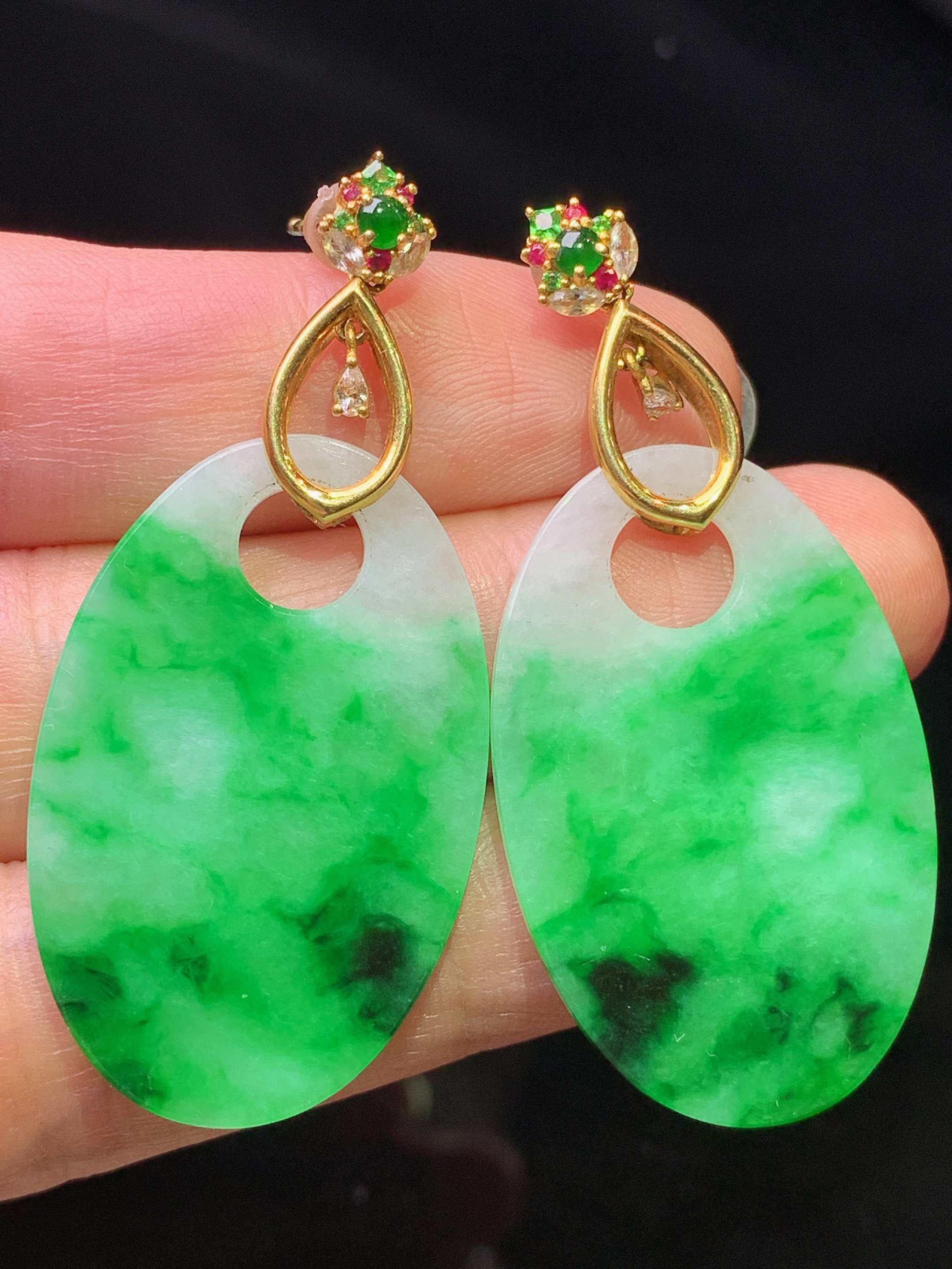 18k金钻镶嵌飘阳绿圆牌耳坠 玉质细腻 色泽艳丽清新 水润亮眼 整体尺寸48.5*21.5*2j3