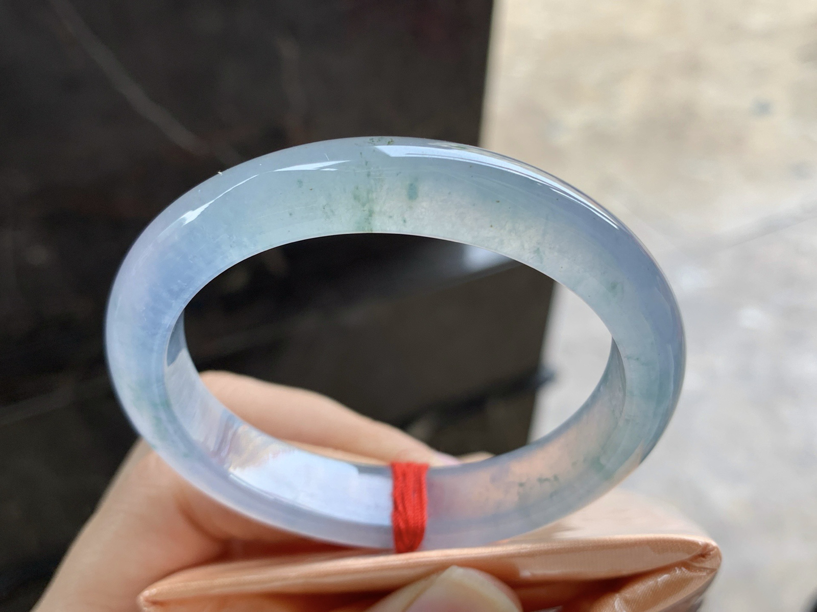 52.8-11.7-7.9

冰蓝贵妃手镯^_^透亮 荧光十足 飘花灵韵 正圈50可以带