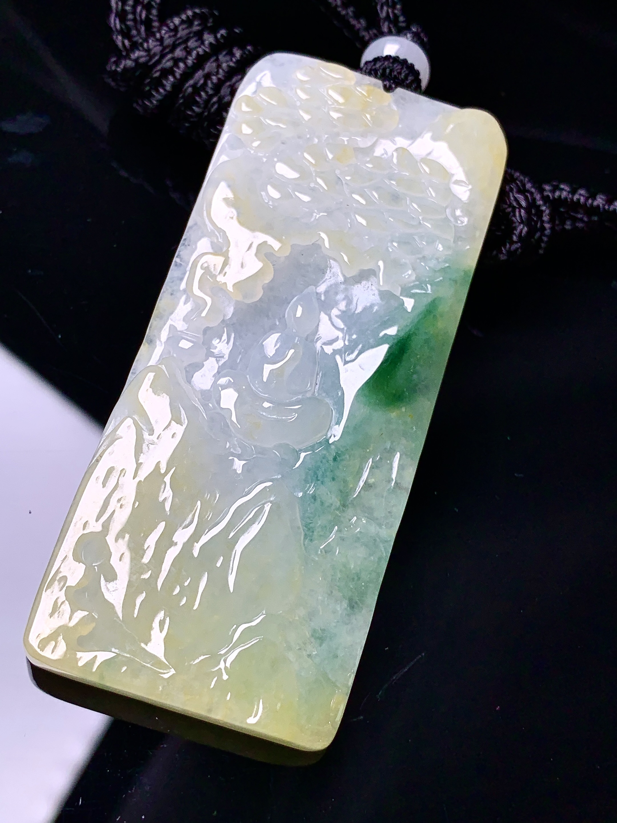 飘黄绿翡山水牌子吊坠 玉质细腻 色泽艳丽清新 水润亮眼 整体尺寸63.2*27.5*5.2w1