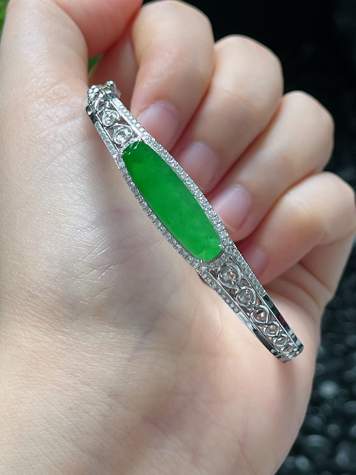 贵妃镯56圈口，翡翠冰糯种满绿手镯