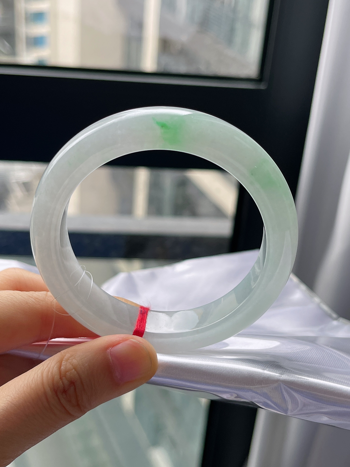 正圈54.9圈口，翡翠冰糯种飘绿手镯