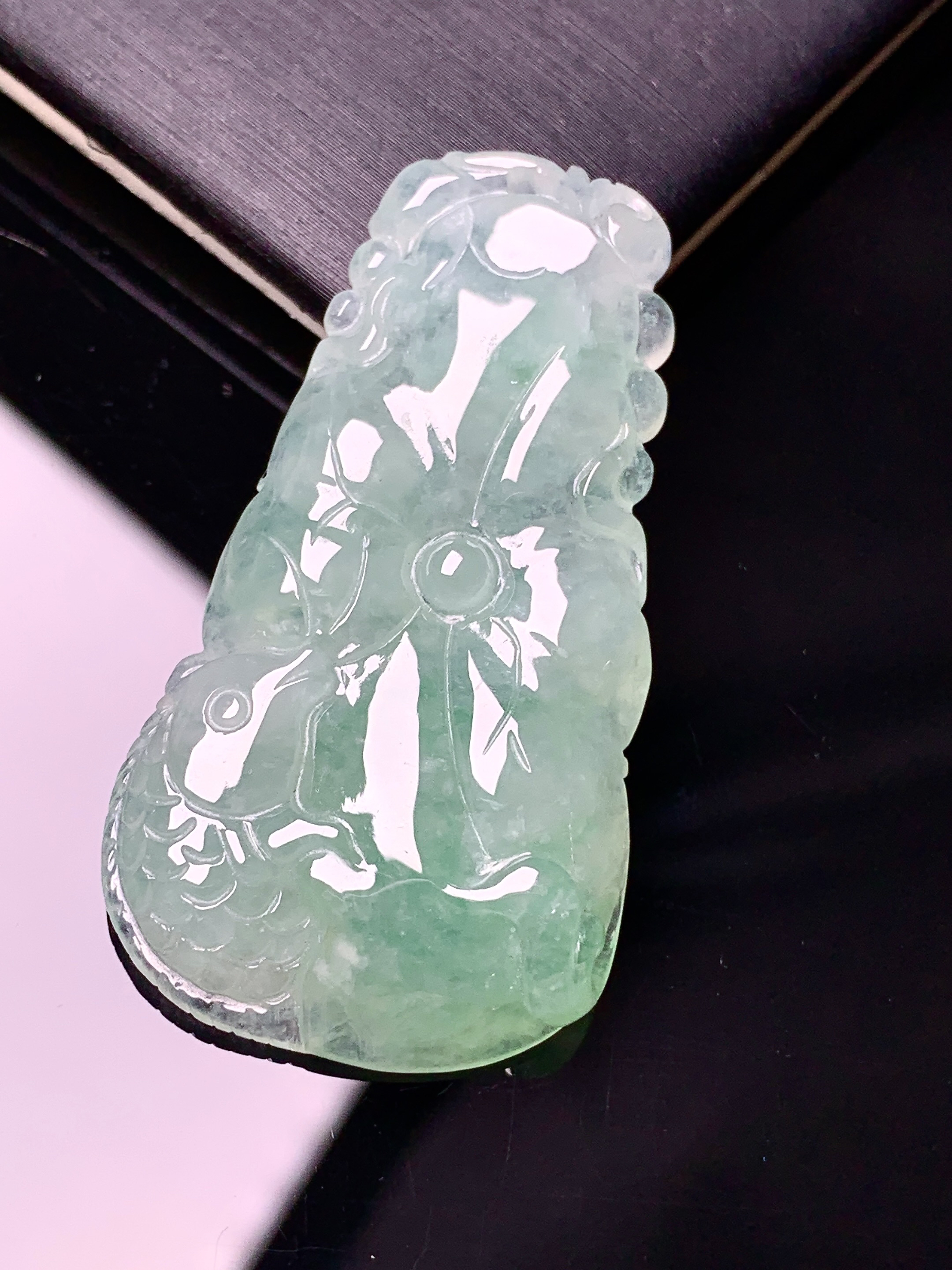 飘绿荷叶牌吊坠 玉质细腻 色泽艳丽清新 水润亮眼 整体尺寸43*23.2*6d1