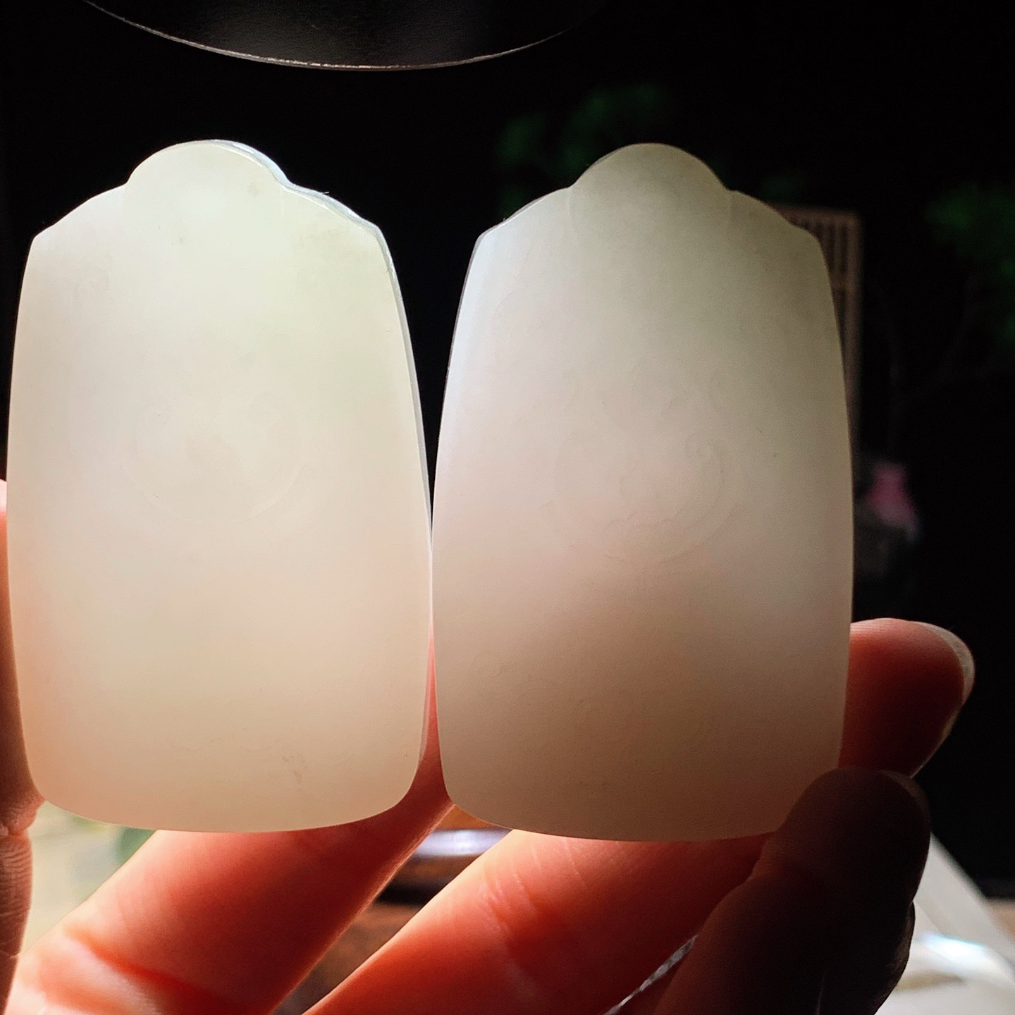 一对新疆和田玉白玉观音佛对牌挂件 尺寸56/34/10重44克。玉质细腻油润。手推出油。佩戴高端典雅。lt260415