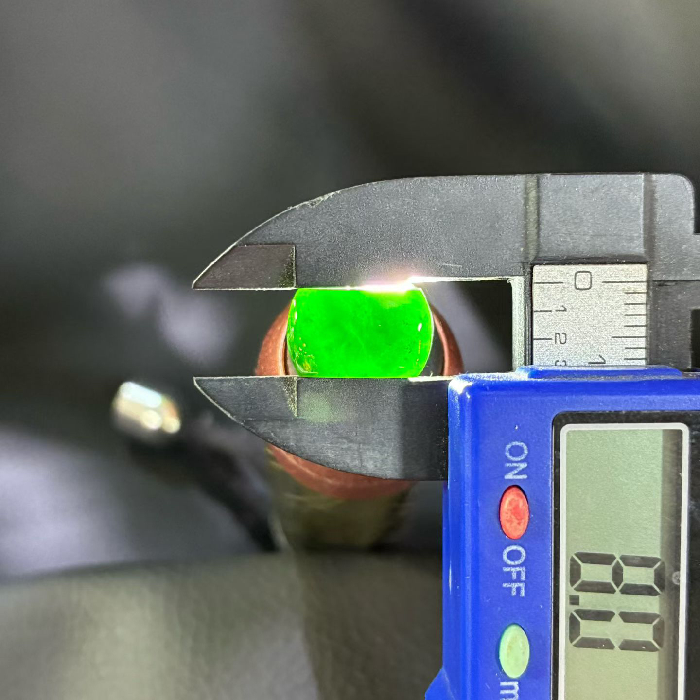 【墨翠裸石】
 黑度油黑 灯打通透 品相饱满大气 尺寸12.8