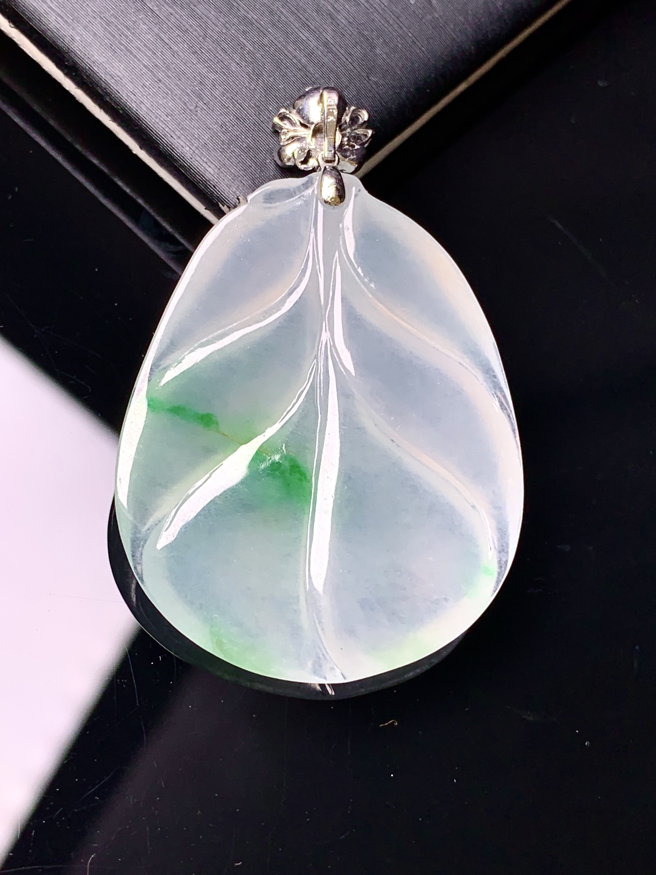 18k金镶嵌冰种飘绿树叶吊坠 玉质细腻 色泽艳丽清新 水润亮眼 整体尺寸41.8*27*4.3 c1