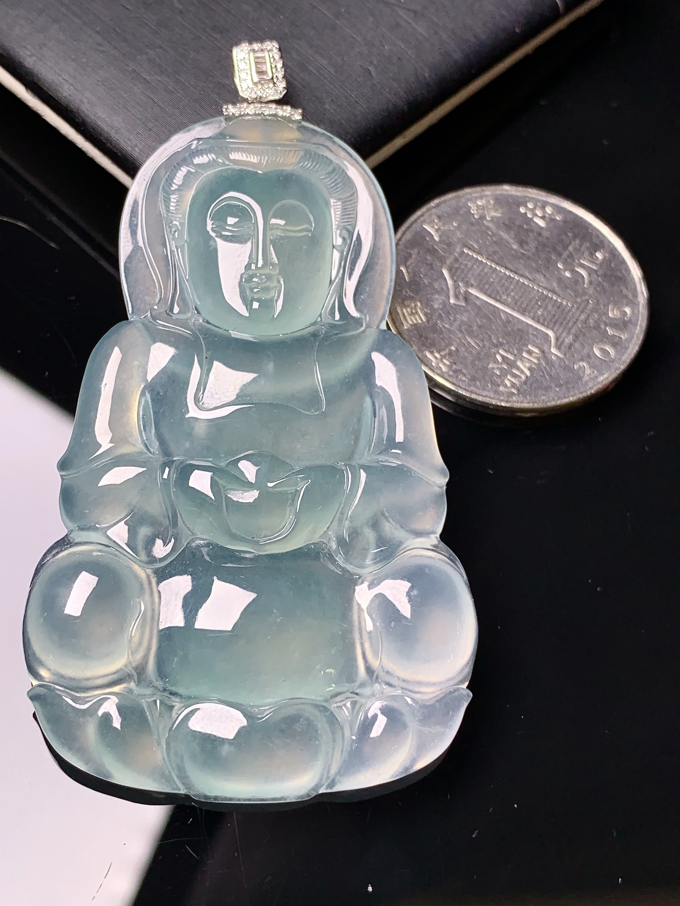 18k金钻镶嵌冰种观音菩萨吊坠 玉质细腻 色泽艳丽清新 水润亮眼 整体尺寸64.5*35.5*5.6c1