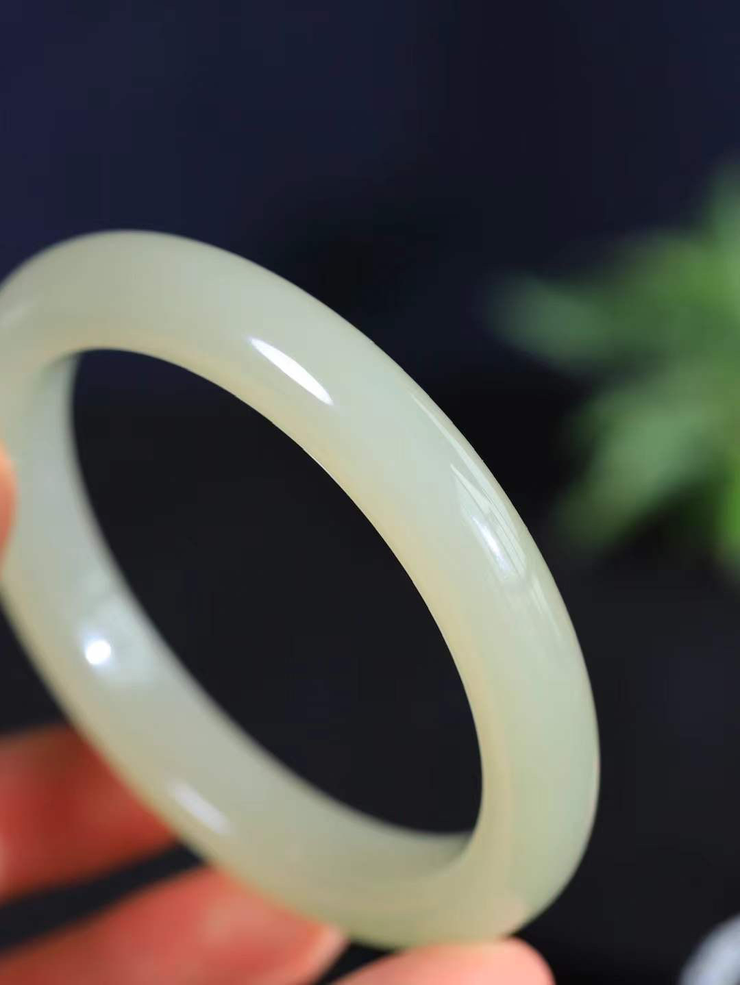 【晴水相伴.镯】

精品和田玉晴水手镯，以其淡雅的晴水色调，成为腕间的一抹亮色。玉质细腻，触感温润，佩戴它，感受玉石的温度与自然的灵性，让每一天都充满诗意与美好。重64.8克  尺寸61.5-12-10mm  11401533T