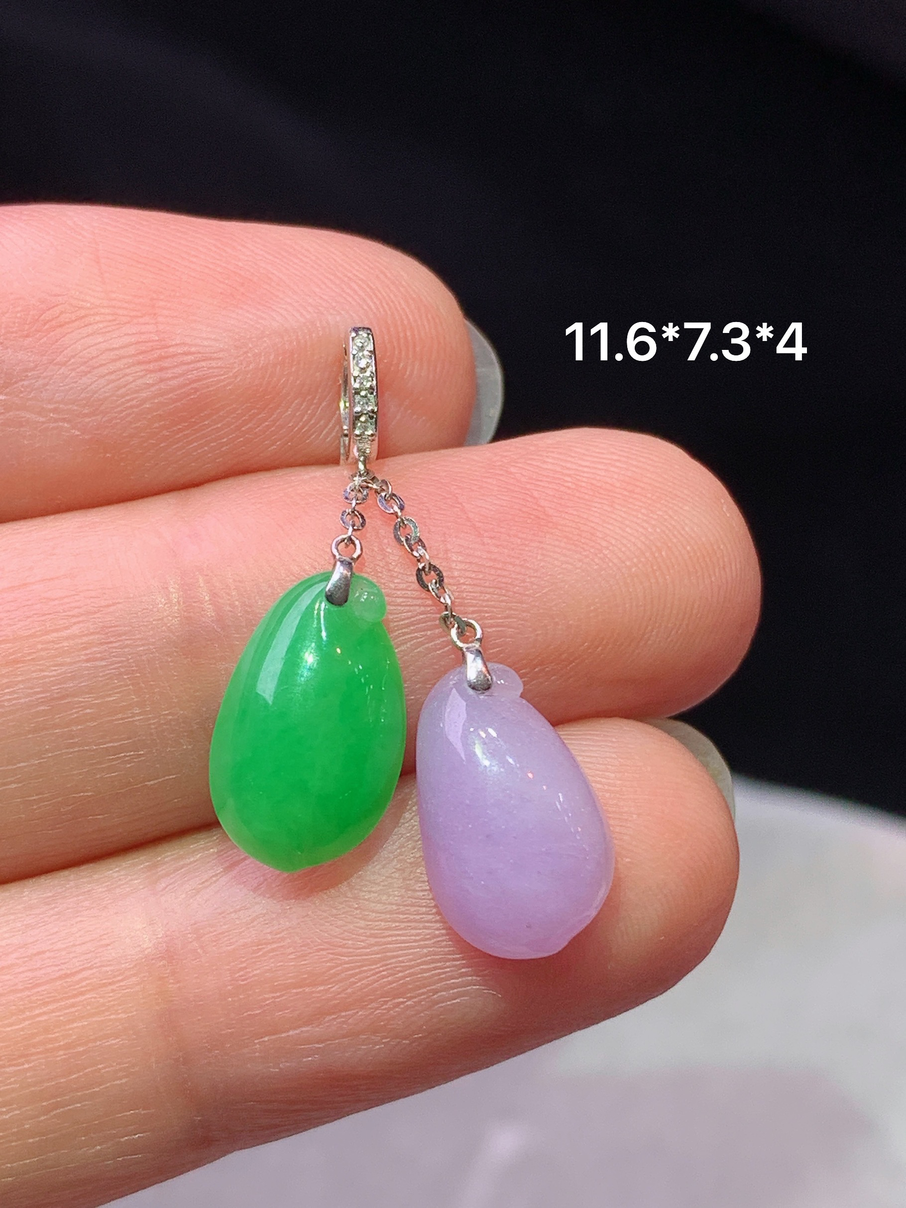 18k金钻镶嵌紫罗兰福瓜搭配阳绿福瓜吊坠 玉质细腻 色泽艳丽清新 水润亮眼 整体尺寸11.6*7.3*4b5