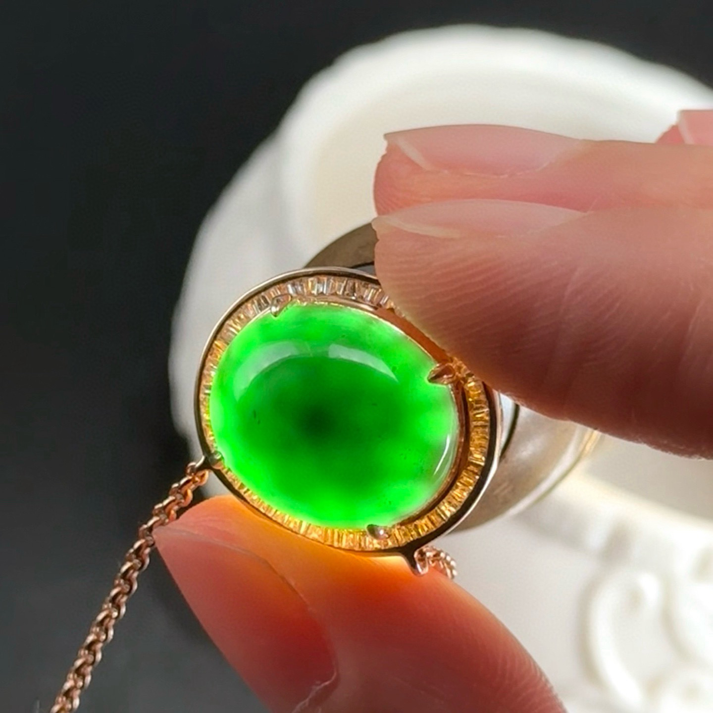 精品18k墨翠蛋面锁骨链 种好色正 黑度极好 打灯通透 油性十足 尺寸18.9