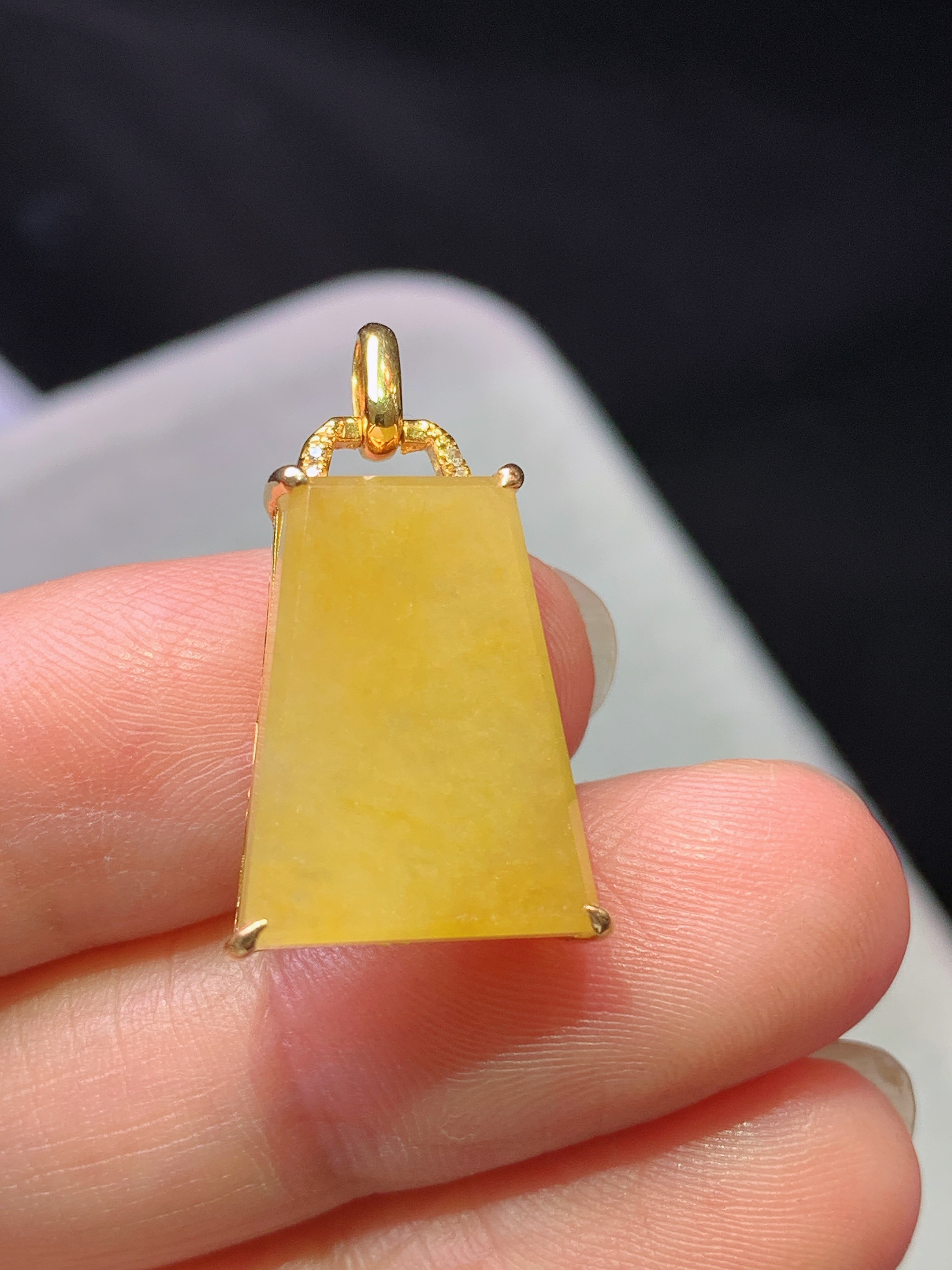 18k金钻镶嵌黄翡无事牌吊坠 玉质细腻 色泽艳丽清新 水润亮眼 整体尺寸24.2*12*6m1