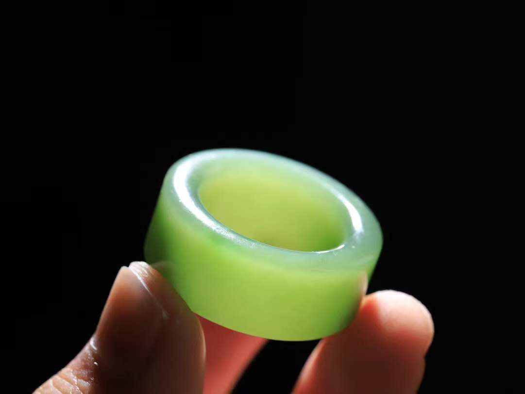 【古韵·扳指】

新疆和田玉碧玉扳指，玉质温润，油润感十足， 整器古韵生辉。优雅高贵。运筹帷幄于掌中，决胜于千里之外。重15.6克 内径圈口19.8mm 尺寸12.6-5.6mm   FDA-3640648