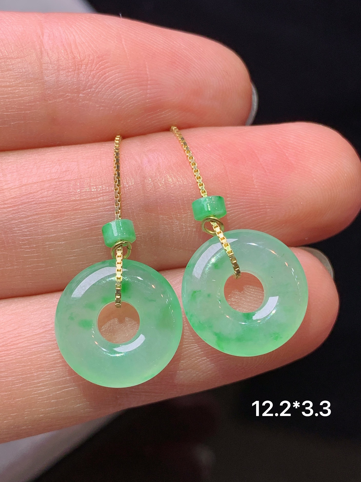925银镶嵌飘绿平安环耳坠 玉质细腻 色泽艳丽清新 水润亮眼 整体尺寸12.2*3.3m1