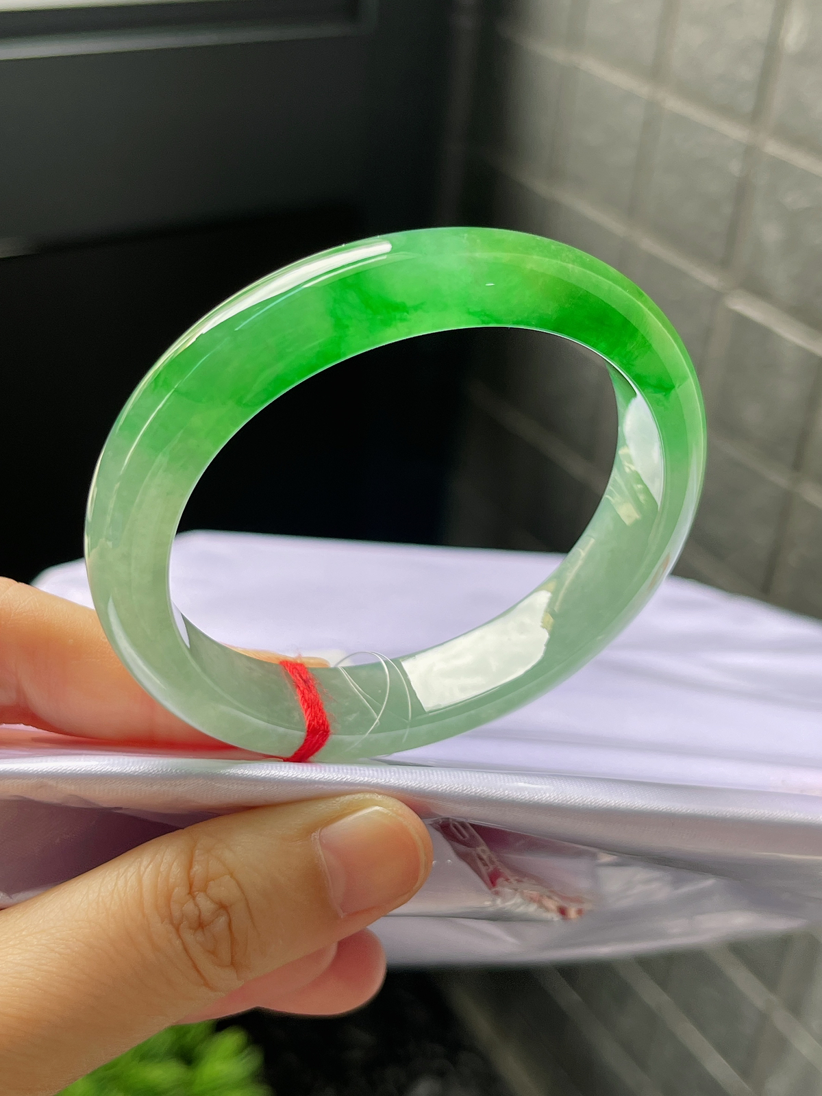 贵妃镯54.8圈口，翡翠冰糯种飘绿手镯