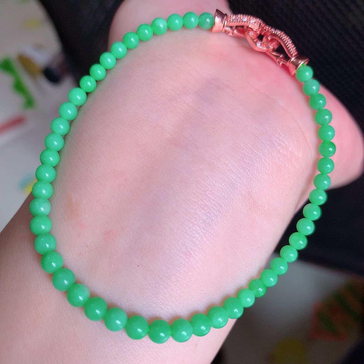 自然光实拍，冰润满绿翡翠手串手链，翠色灵动，佩戴效果时尚出众，尽显气质，玉质细腻，美感十足。#001.1取一尺寸3.8mm