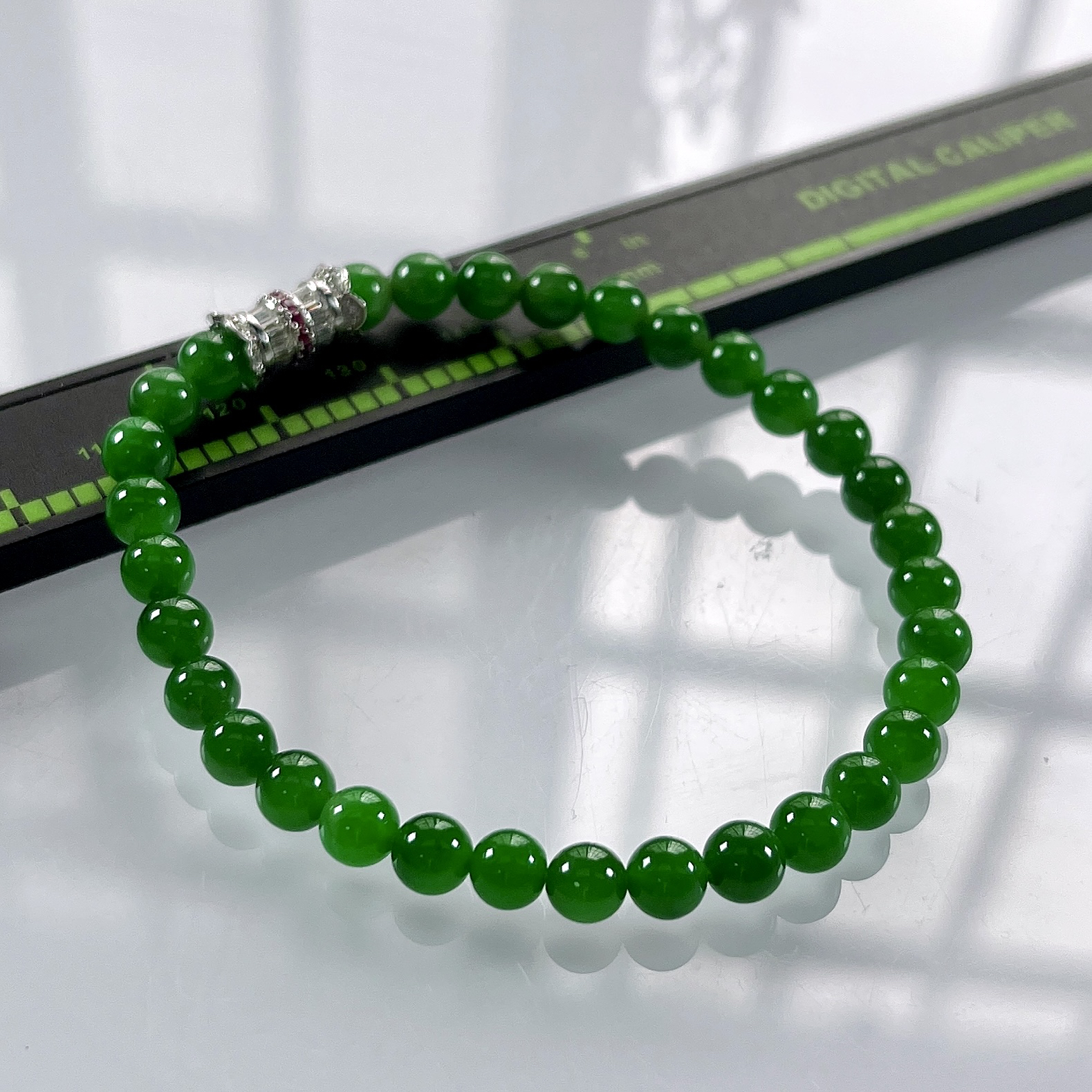 收藏级别，缅甸天然翡翠A货，卡5.2冰种起胶满绿帝王绿小圆珠手串手链，尺寸：5.2mm/32颗，长度170mm，重量：8.88g