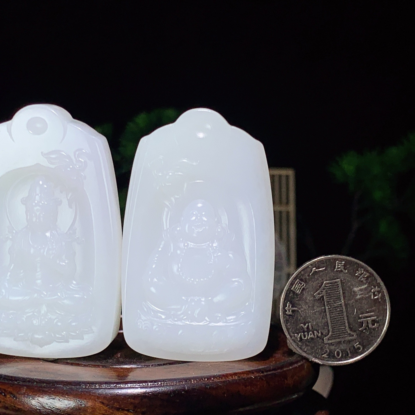 一对新疆和田玉白玉观音佛对牌挂件 尺寸56/34/10重44克。玉质细腻油润。手推出油。佩戴高端典雅。lt260415