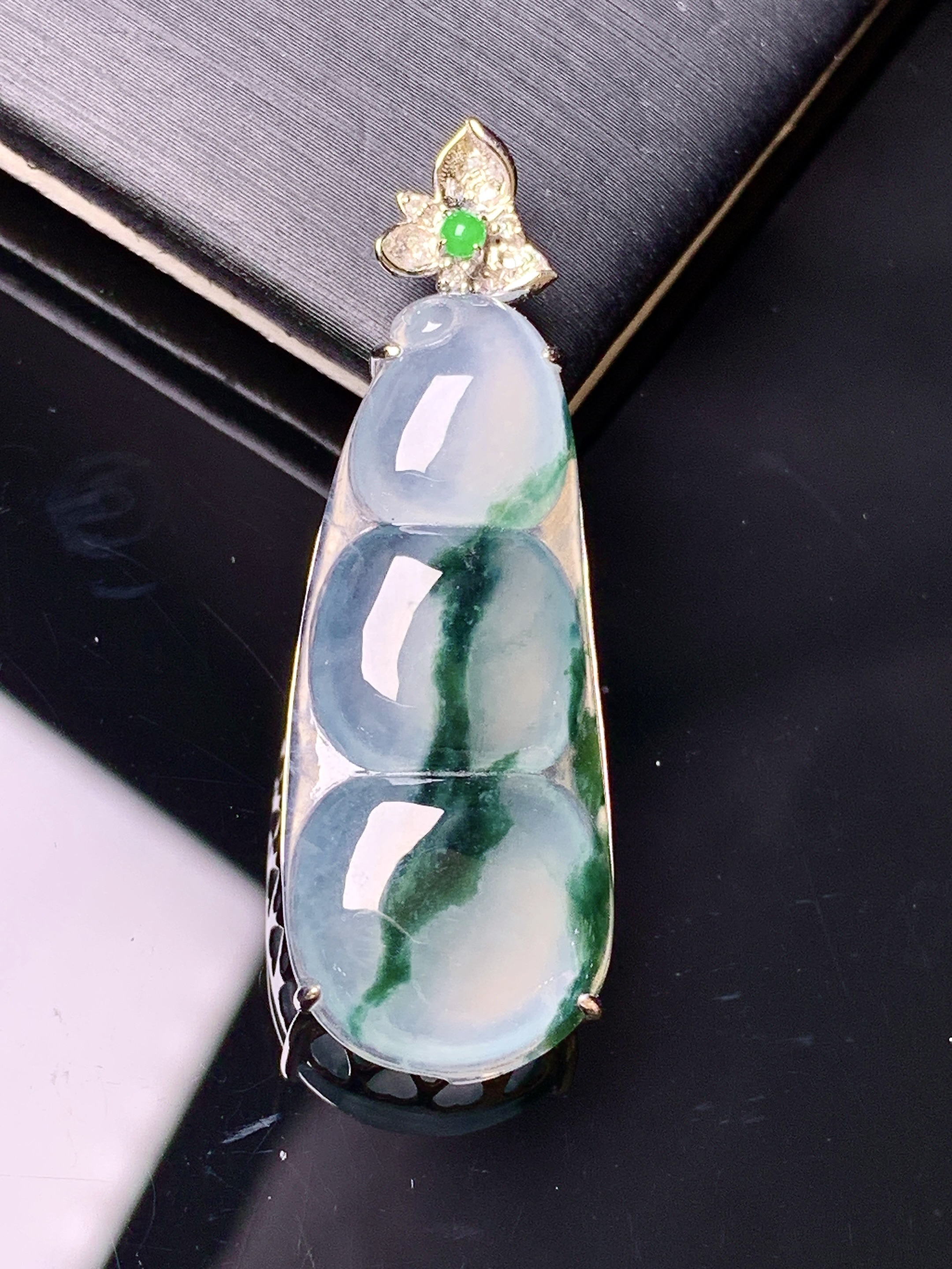 18k金钻镶嵌飘绿四季豆吊坠 玉质细腻 色泽艳丽清新 水润亮眼 整体尺寸38*12.8*6.6yz