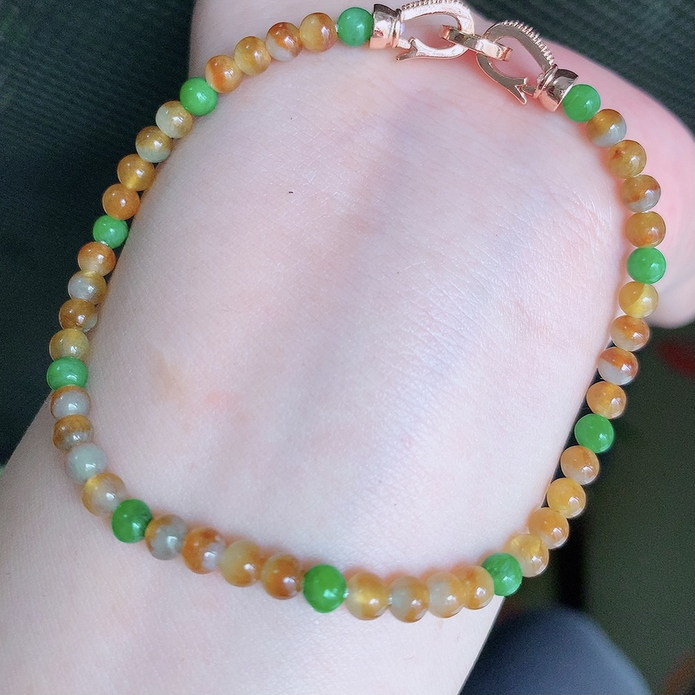 自然光实拍，特色冰黄加绿翡翠手链，翠色灵动，佩戴效果时尚出众，尽显气质，玉质细腻，美感十足。#001.1取一尺寸3.8mm