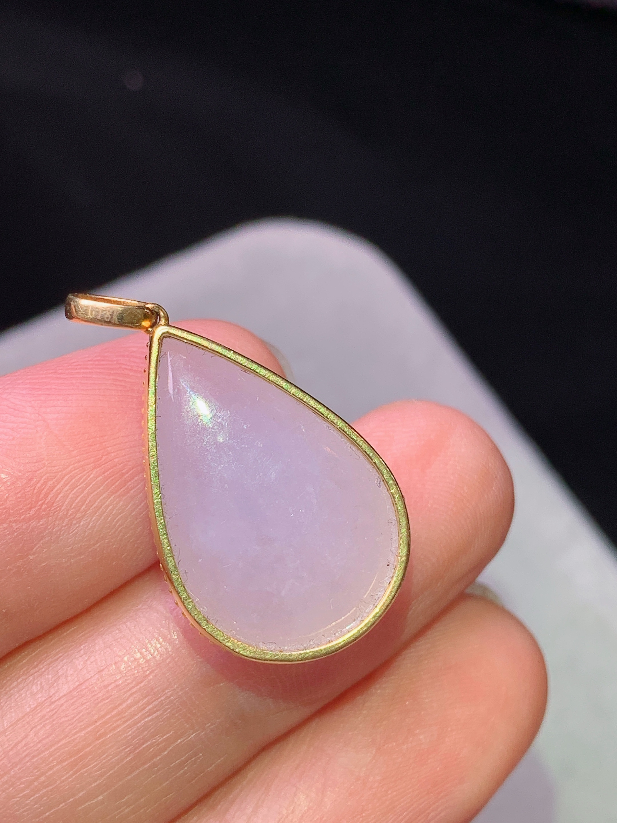 18k金镶嵌淡紫罗兰水滴吊坠 玉质细腻 色泽艳丽清新 水润亮眼 整体尺寸26.3*14.3*6.6c1