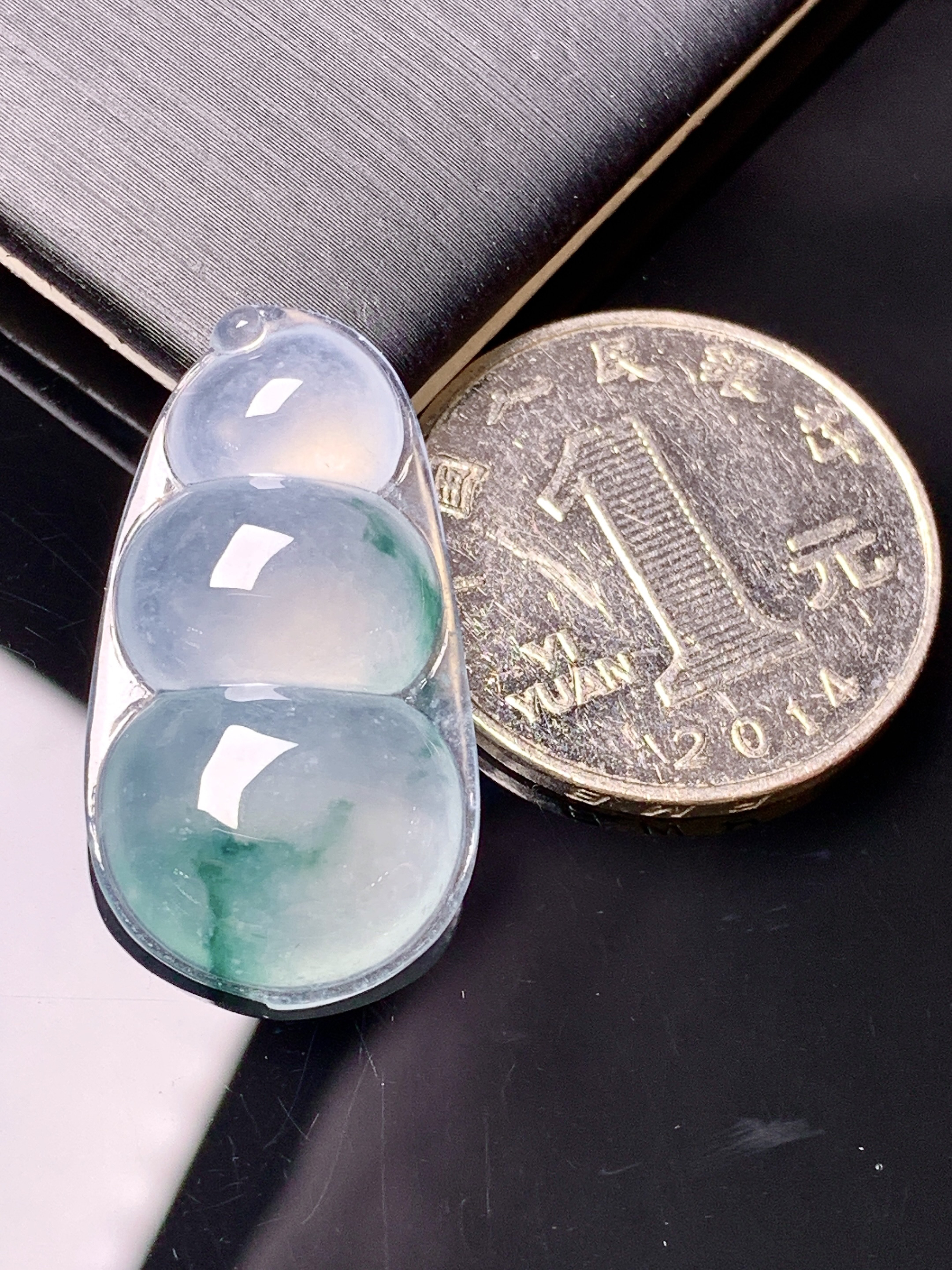 冰种飘花四季豆吊坠 玉质细腻 色泽艳丽清新 水润亮眼 整体尺寸29.5*16*6yz