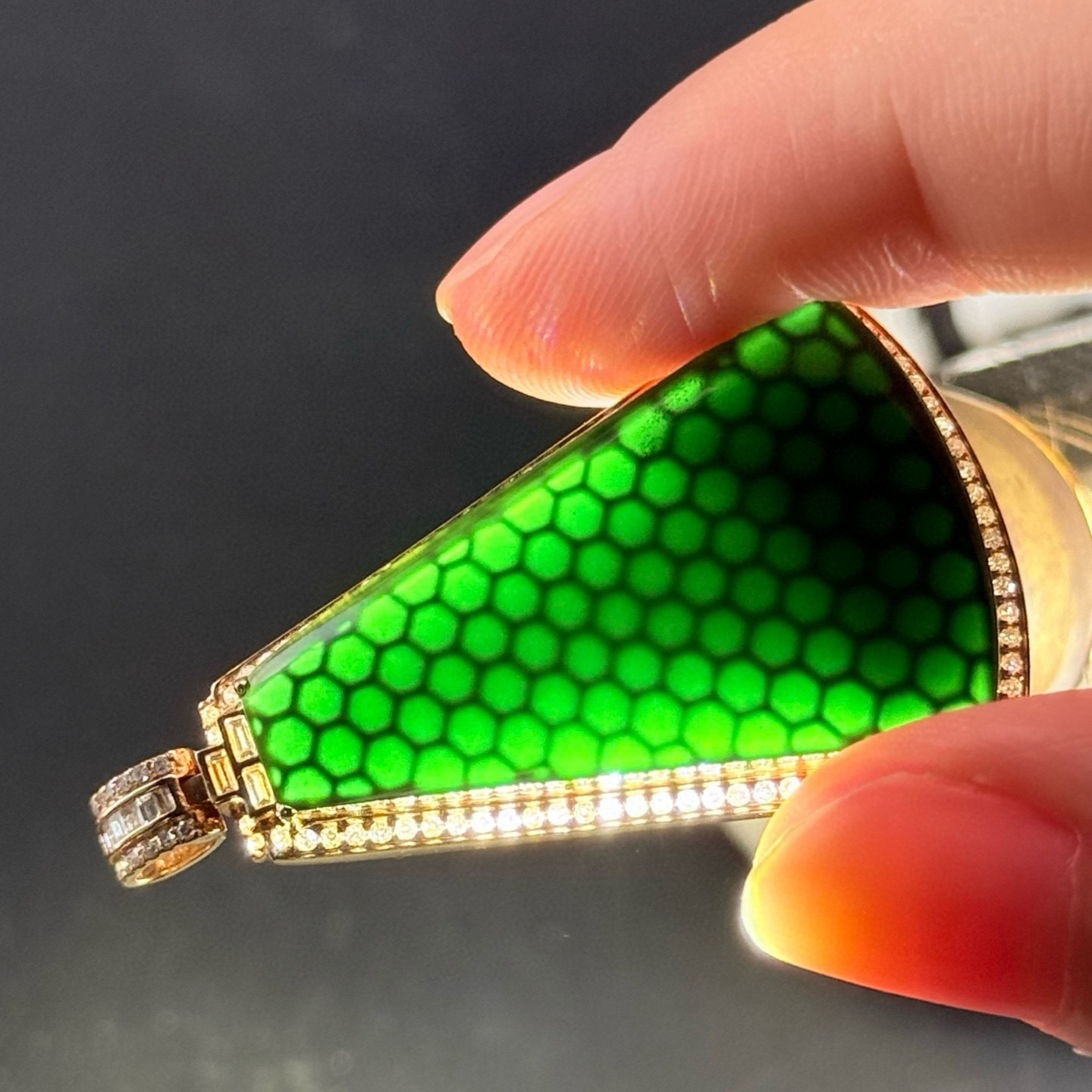 精品18k墨翠无事牌 种好色正 黑度极好 打灯通透 油性十足  尺寸43.3