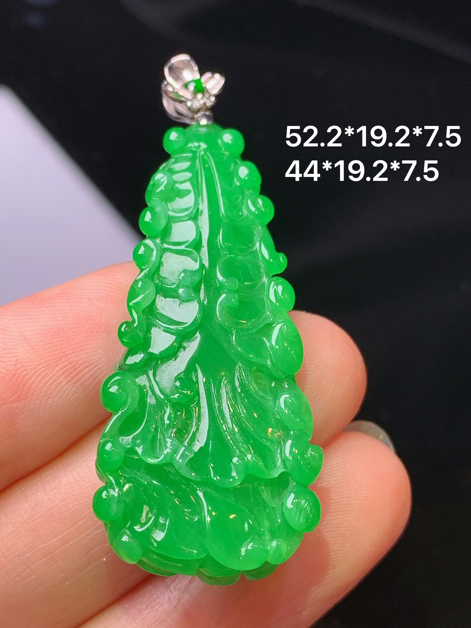 18k金镶嵌阳绿白菜吊坠 玉质细腻 色泽艳丽清新 水润亮眼 整体尺寸52.2*19.2*7.5L1