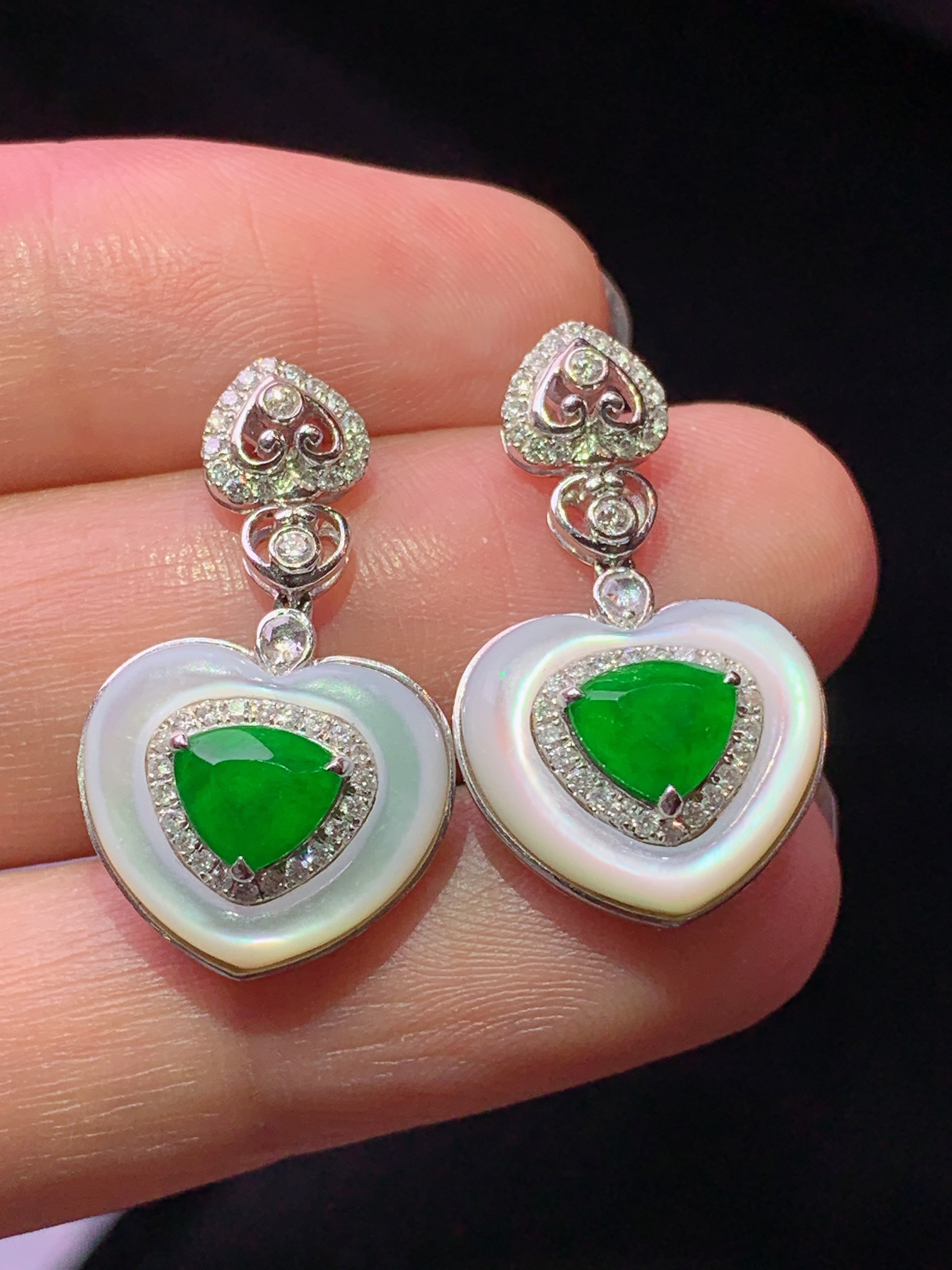 18k金钻白贝壳镶嵌满绿心形耳坠 玉质细腻 色泽艳丽清新 水润亮眼 整体尺寸24.8*14*7b7