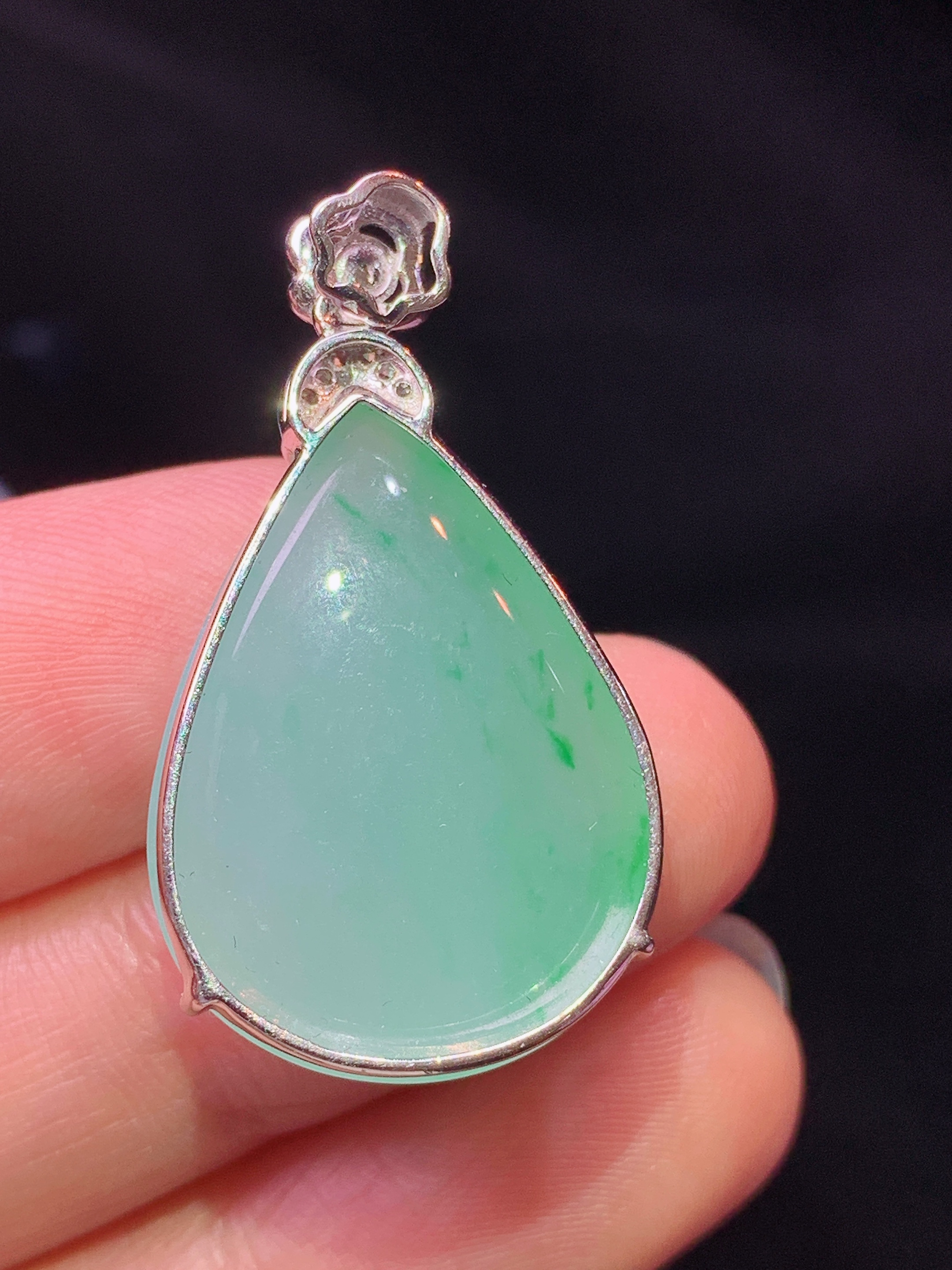 18k金钻镶嵌飘绿水滴吊坠 玉质细腻 色泽艳丽清新 水润亮眼 整体尺寸32.3*17.7*6.8L4