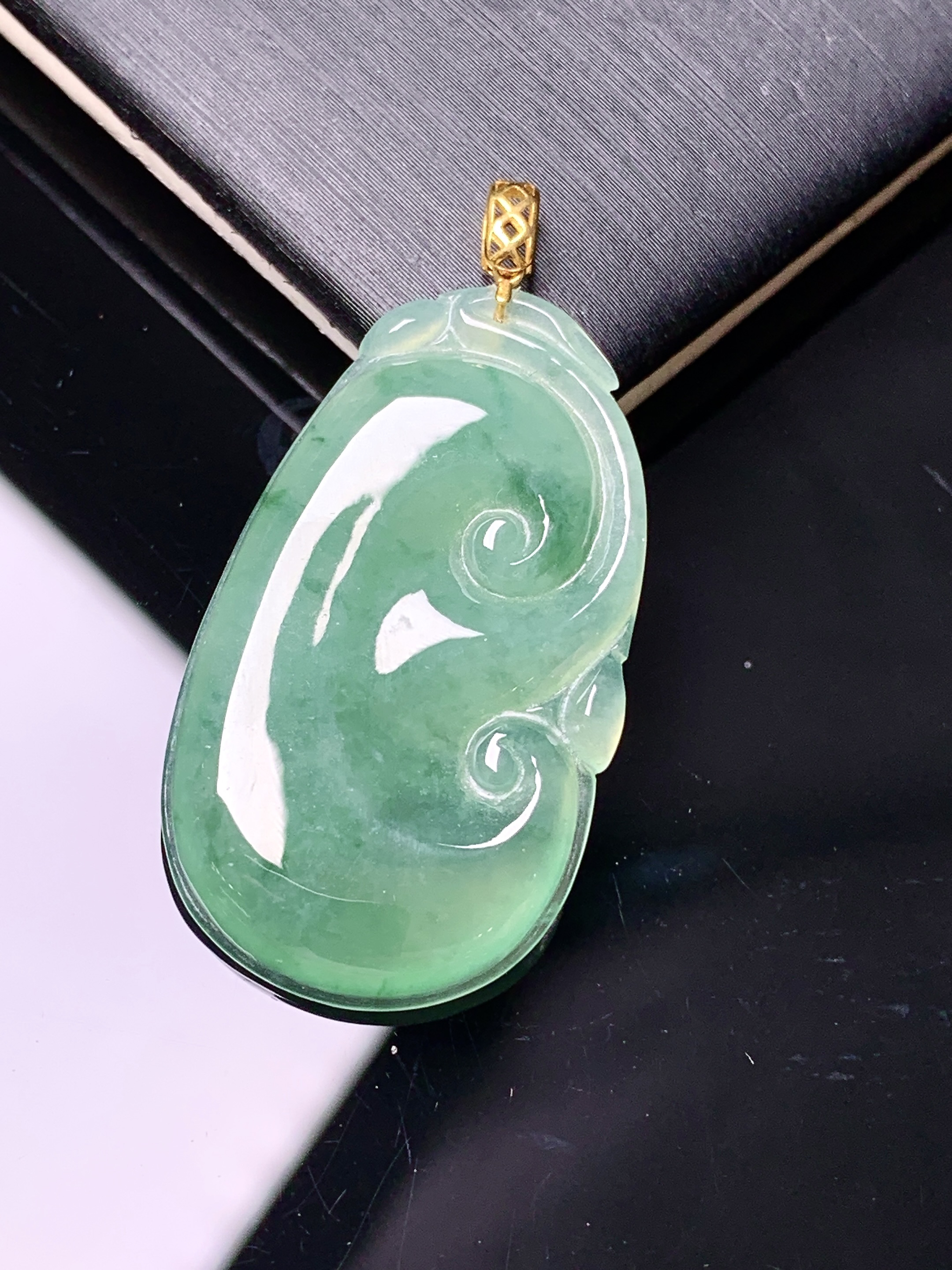 18k金镶嵌飘绿如意吊坠 玉质细腻 色泽艳丽清新 水润亮眼 整体尺寸37*18.2*3.5c1
