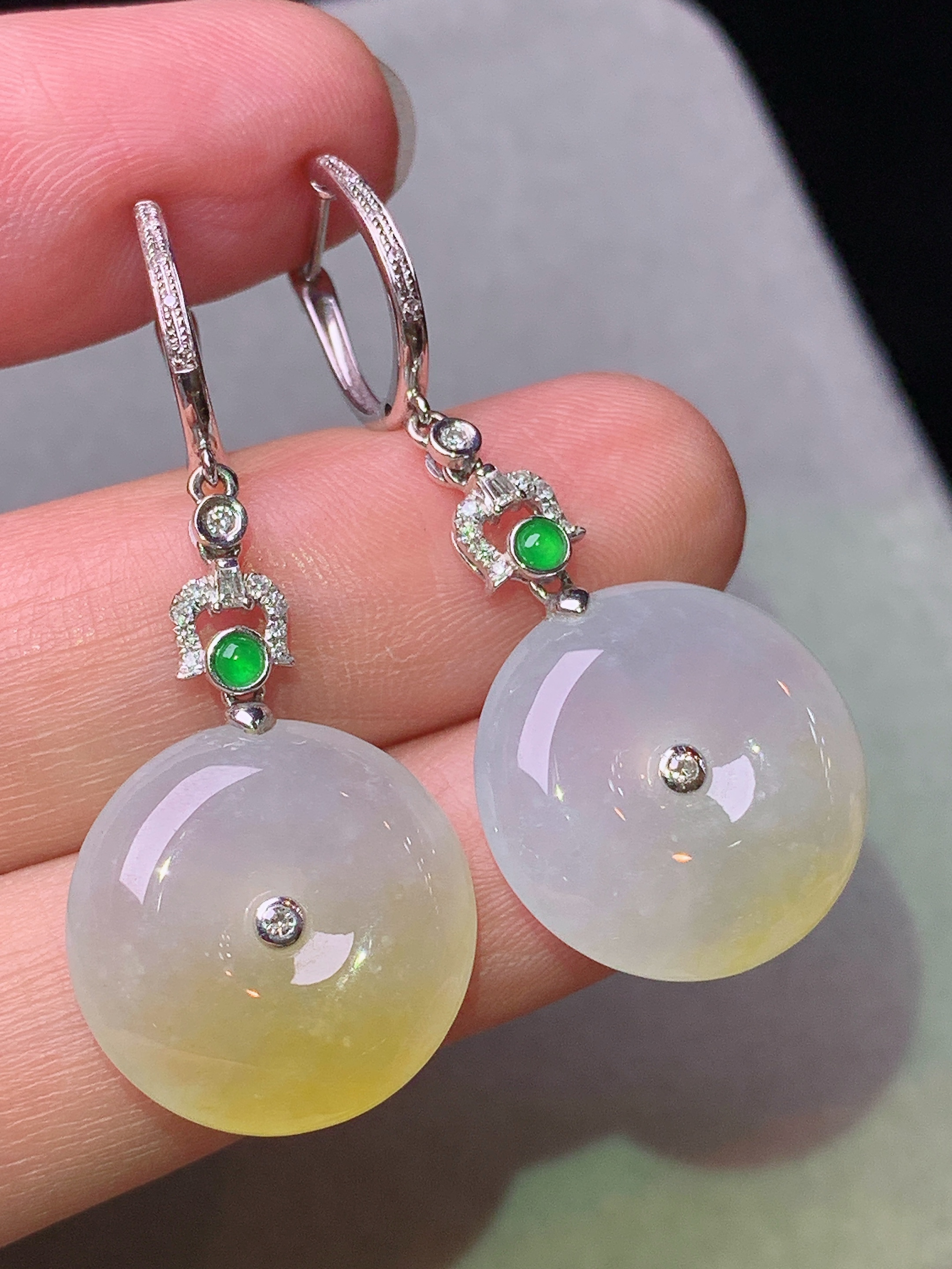 18k金钻镶嵌飘黄翡平安扣耳坠 玉质细腻 色泽艳丽清新 水润亮眼 整体尺寸41*17*5.5b1