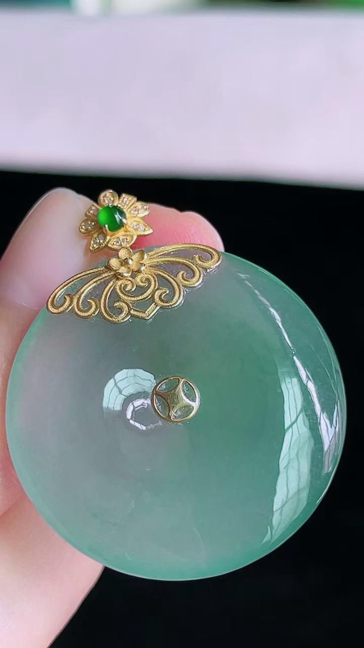 【翡翠名称】18K金镶钻冰晴平安扣吊坠
【翡翠尺寸】裸石31/5.5mm
【翡翠描述】宝贝种老水足，玉质细腻，色泽靓丽，性价比高，佩戴效果好！
【其它赠送】权威证书/精美挂绳盒子/支持全国复检