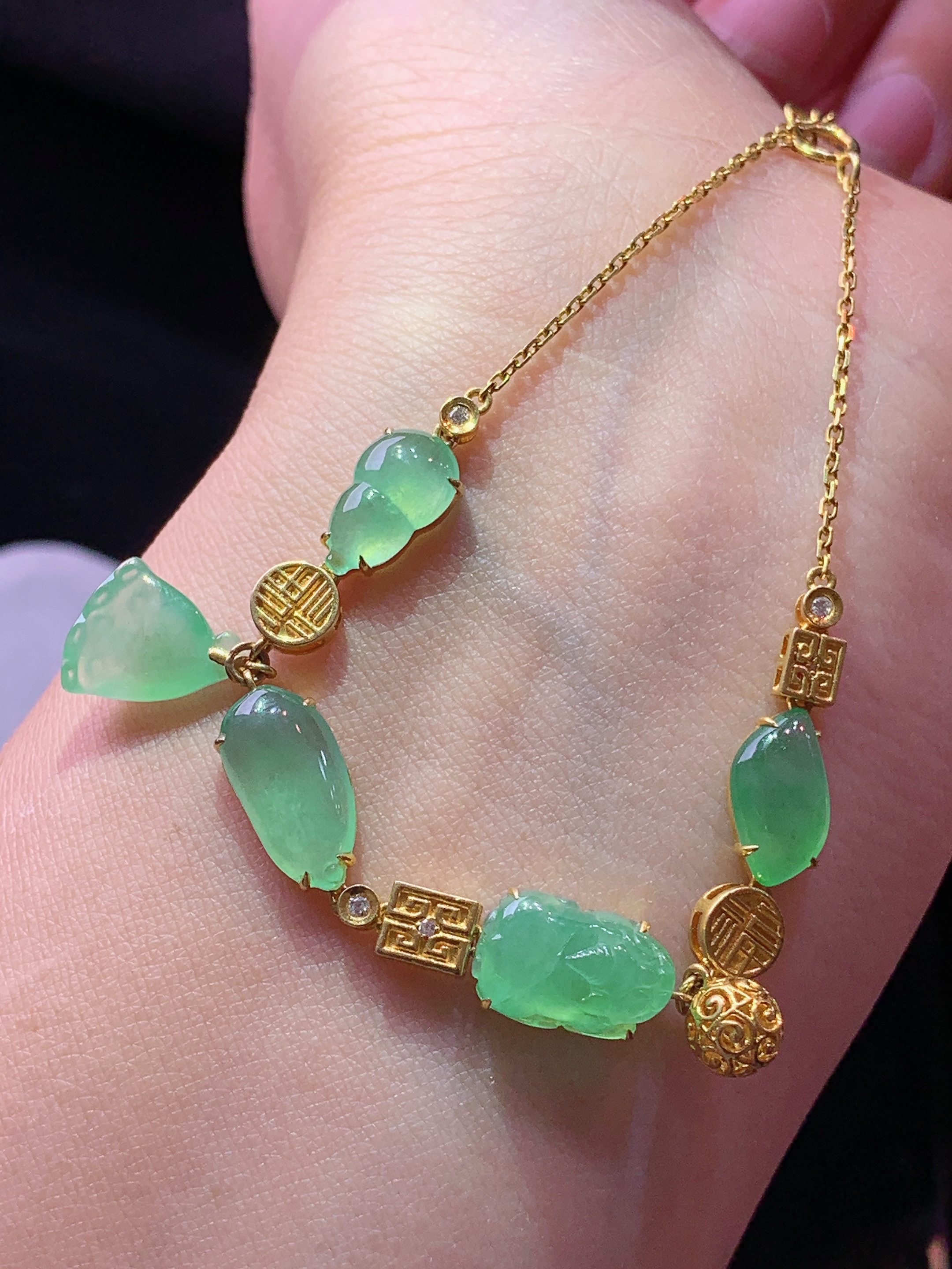 18k金钻镶嵌晴绿多宝手链 玉质细腻 色泽艳丽清新 水润亮眼 整体尺寸160*7.7*5.5b5