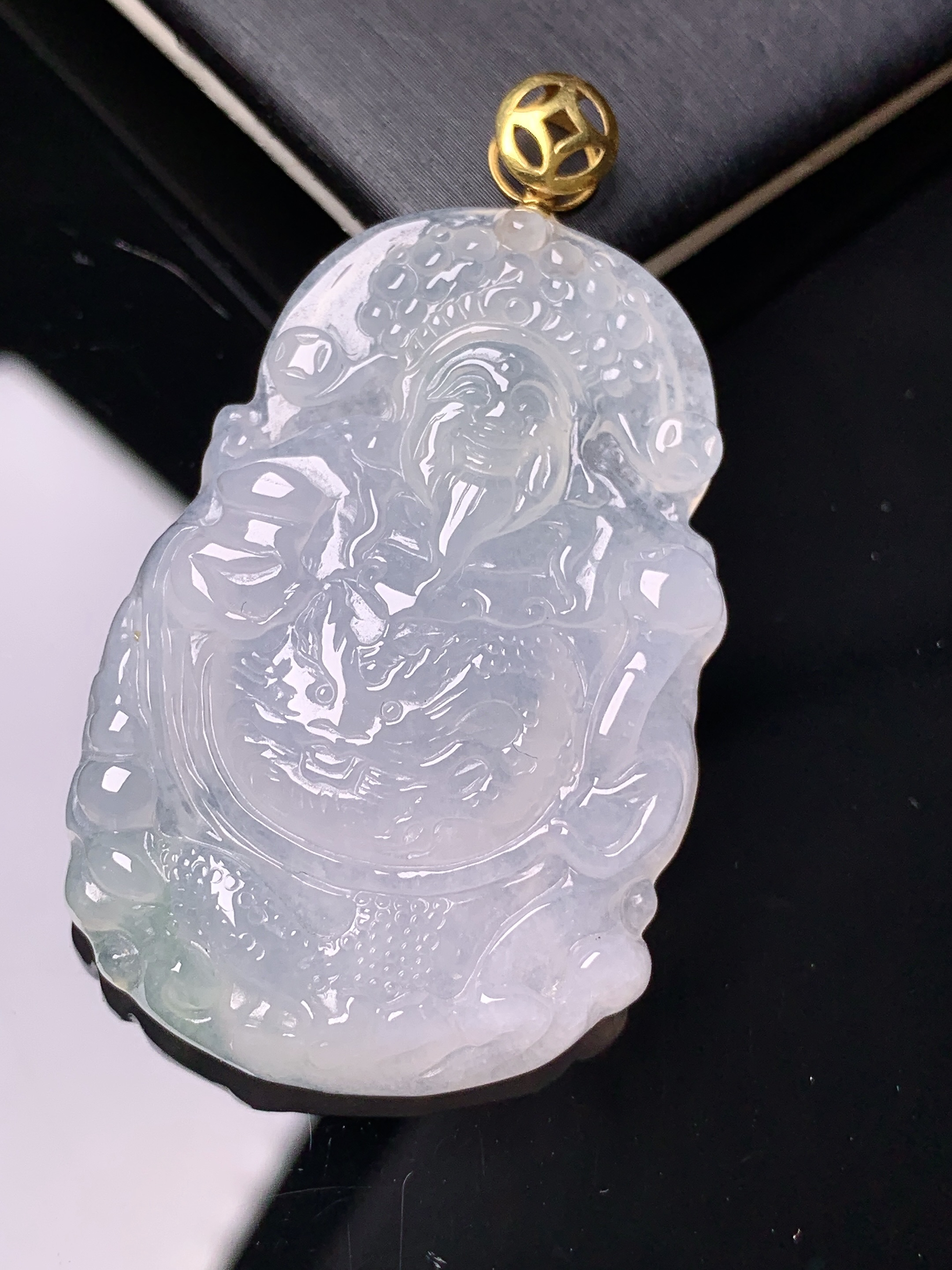 18k金镶嵌冰种财神吊坠 玉质细腻 色泽艳丽清新 水润亮眼 整体尺寸51*28.8*6c1