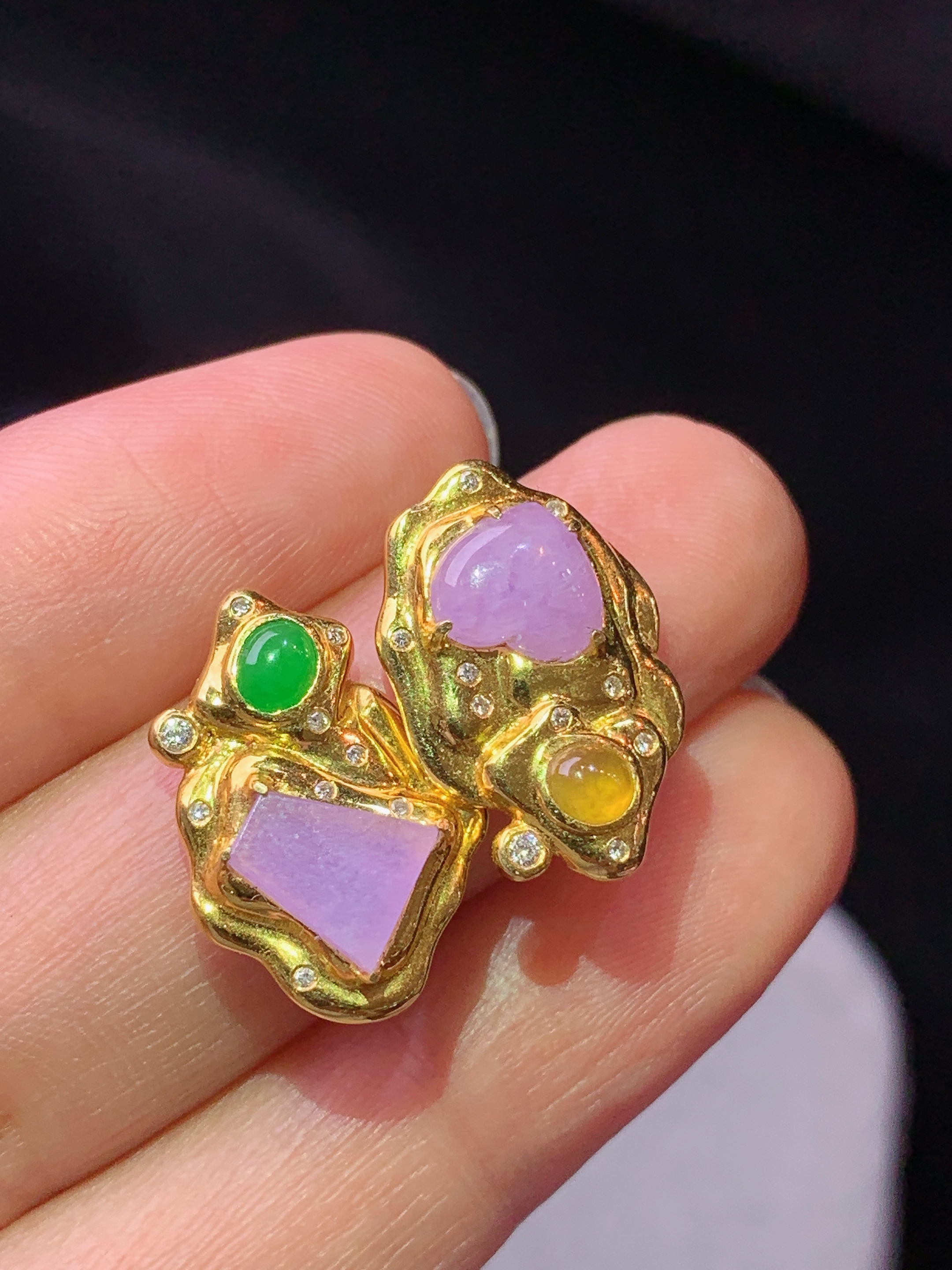 18k金钻镶嵌紫罗兰心形耳钉 玉质细腻 色泽艳丽清新 水润亮眼 整体尺寸17.8*12.2*3.3b