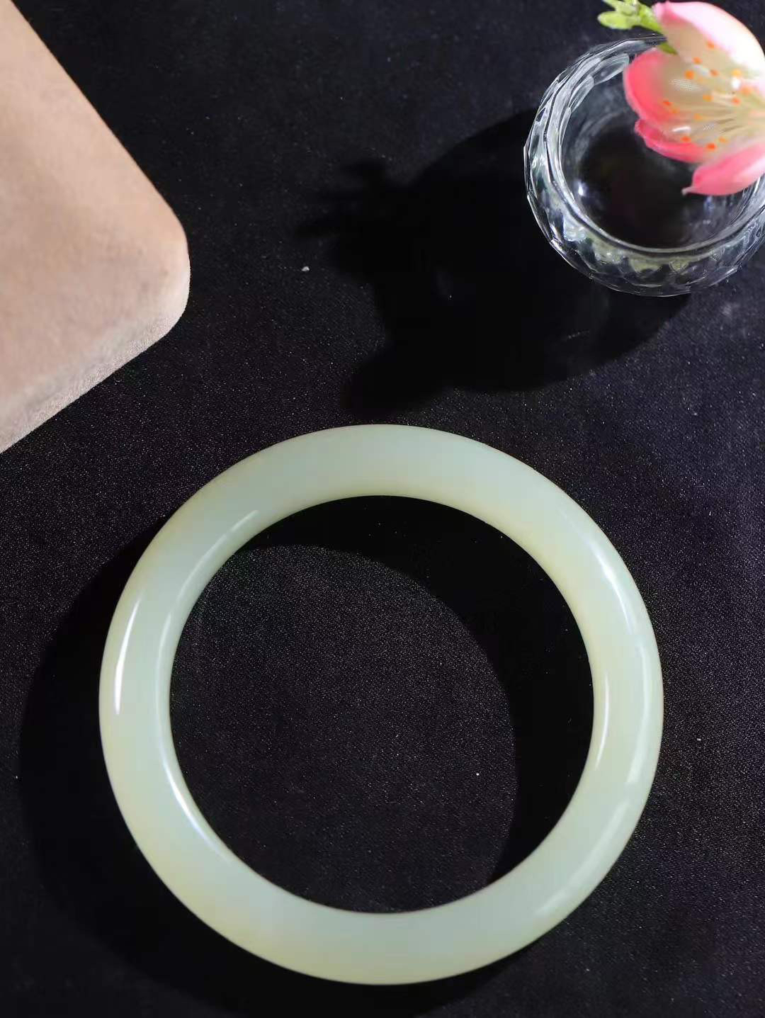 【晴水相伴.镯】

精品和田玉晴水手镯，以其淡雅的晴水色调，成为腕间的一抹亮色。玉质细腻，触感温润，佩戴它，感受玉石的温度与自然的灵性，让每一天都充满诗意与美好。重64.8克  尺寸61.5-12-10mm  11401533T