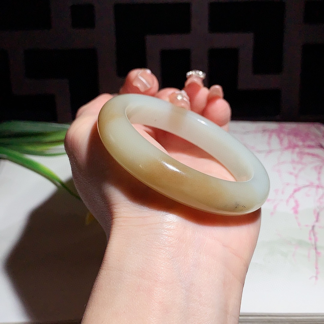 和田玉55.5圈且末糖手镯！玉质细腻油润 底色纯净 无裂无棉 脂粉好，品质高。