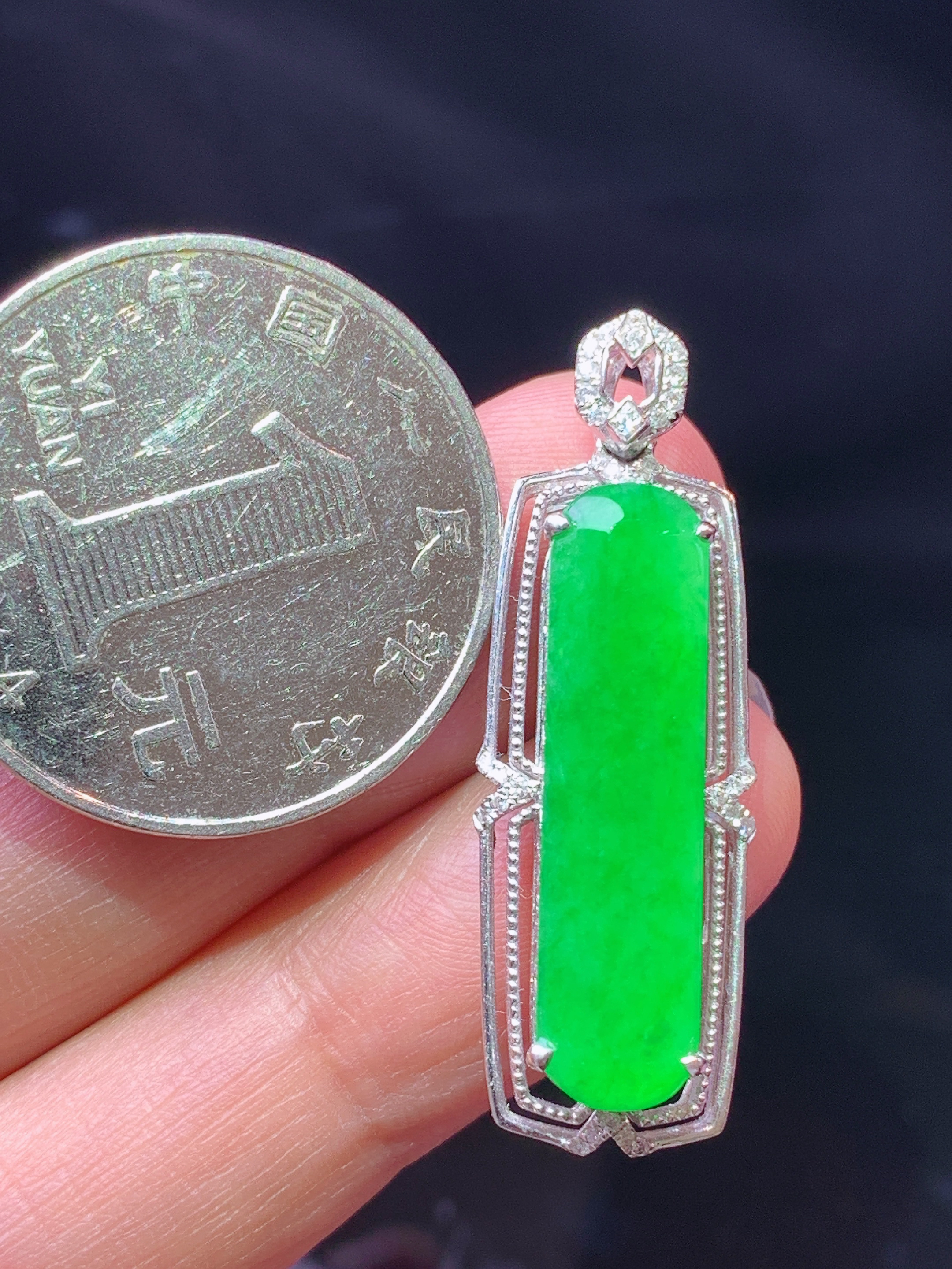 18k金钻镶嵌满绿无事牌吊坠 玉质细腻 色泽艳丽清新 水润亮眼 整体尺寸34.8*11.8*6.8b7