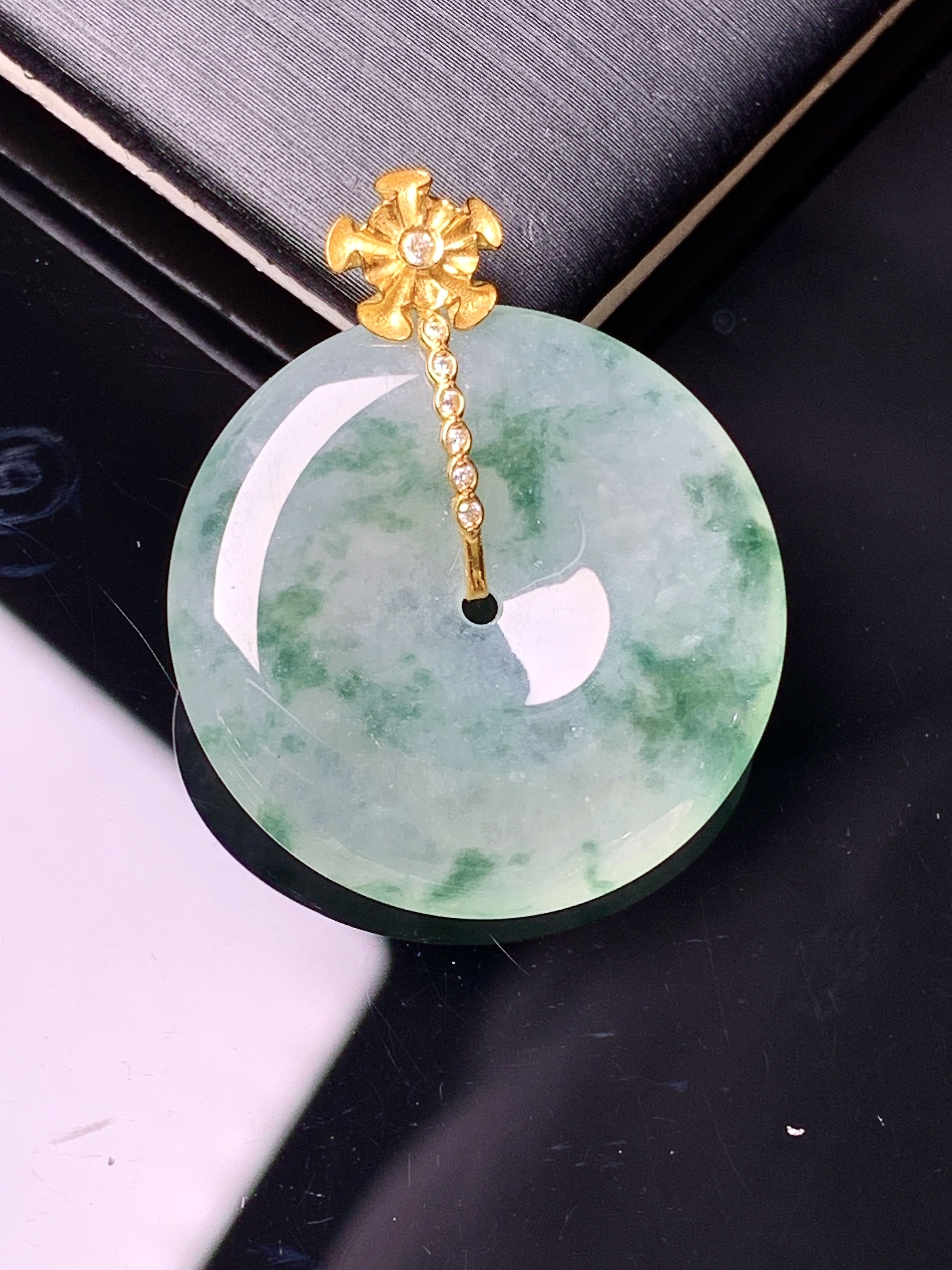 18k金钻镶嵌冰飘花平安扣吊坠 玉质细腻 色泽艳丽清新 水润亮眼 整体尺寸29*24*4.2yz