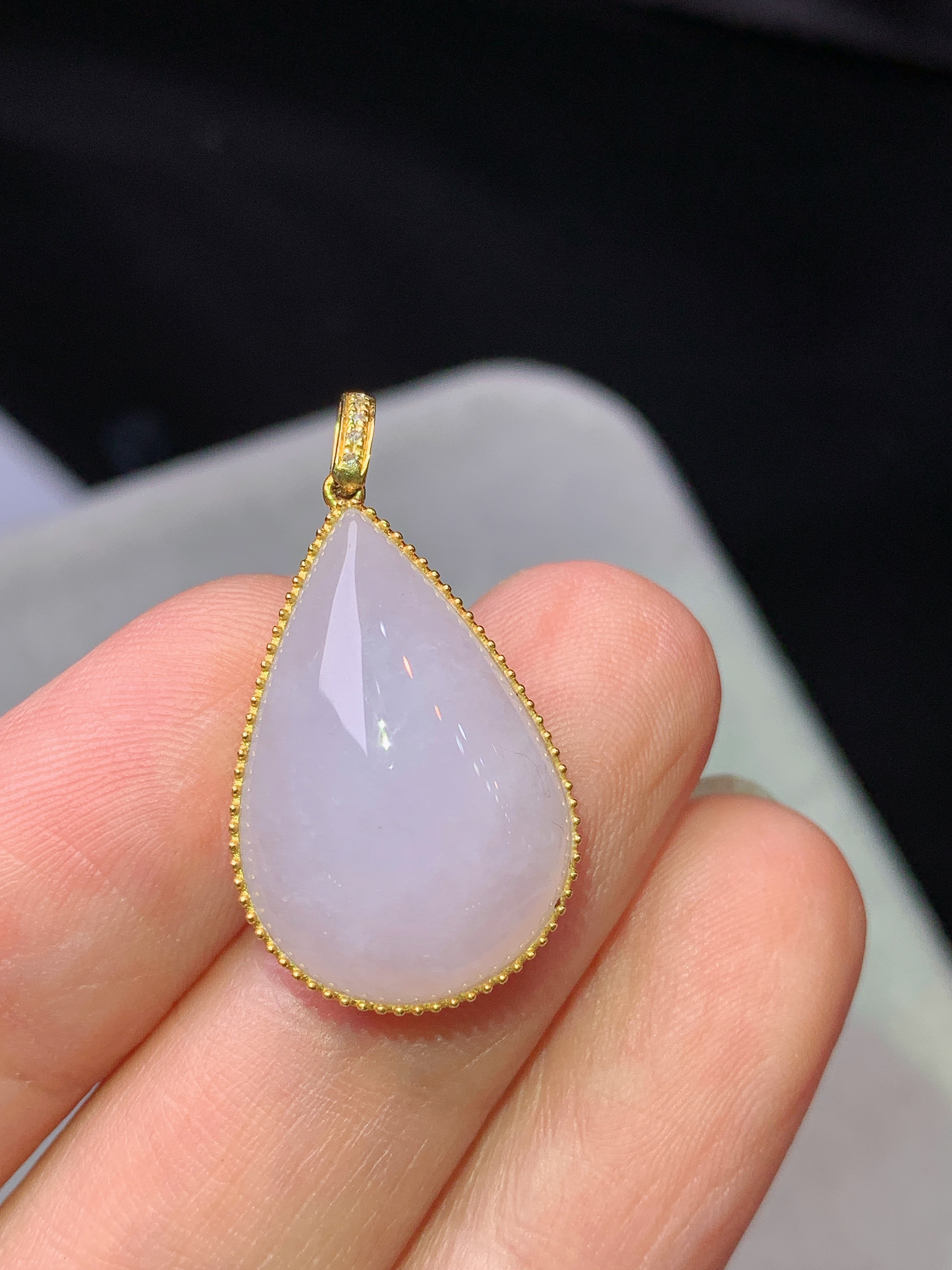 18k金镶嵌淡紫罗兰水滴吊坠 玉质细腻 色泽艳丽清新 水润亮眼 整体尺寸26.3*14.3*6.6c1