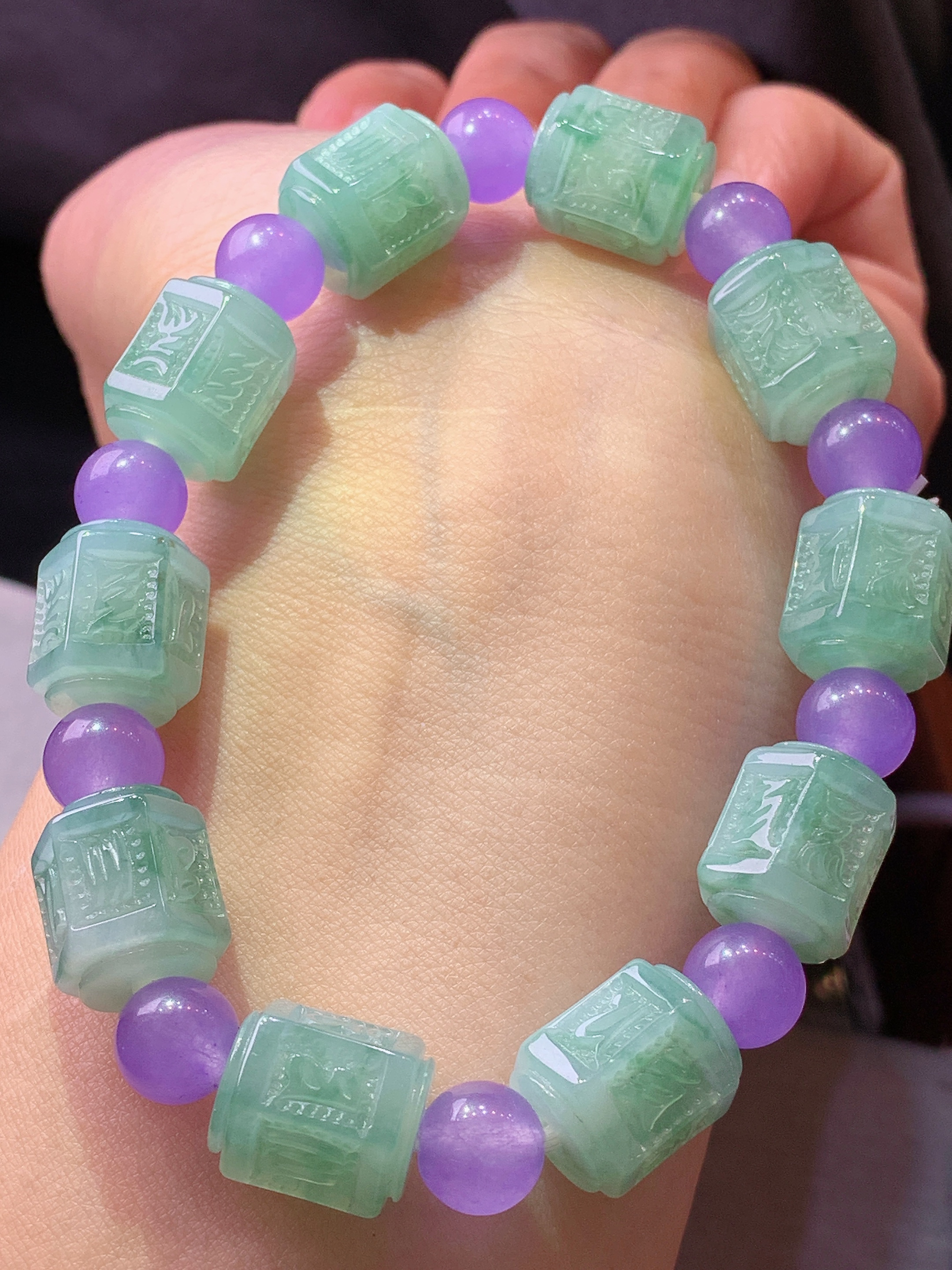 雕花路路通手链 玉质细腻 色泽艳丽清新 水润亮眼 整体尺寸10.8*10.8*12.8h3