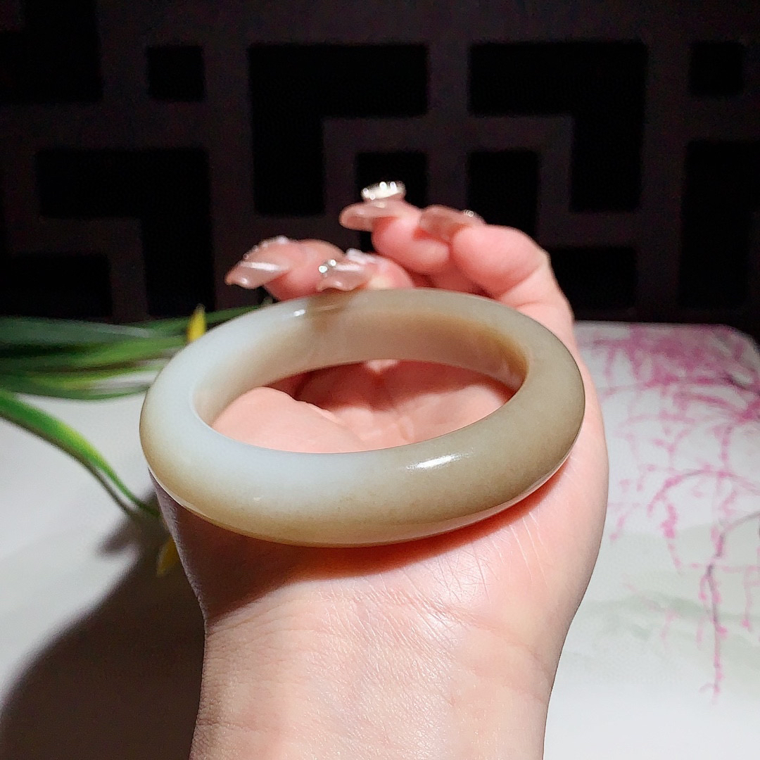 和田玉55.5圈且末糖手镯！玉质细腻油润 底色纯净 无裂无杂 脂粉好，品质高。