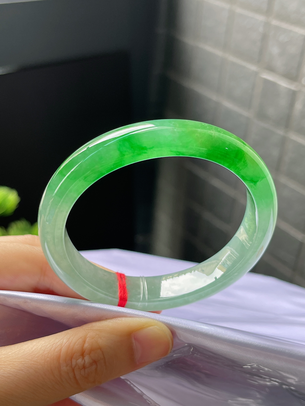 贵妃镯54.8圈口，翡翠冰糯种飘绿手镯