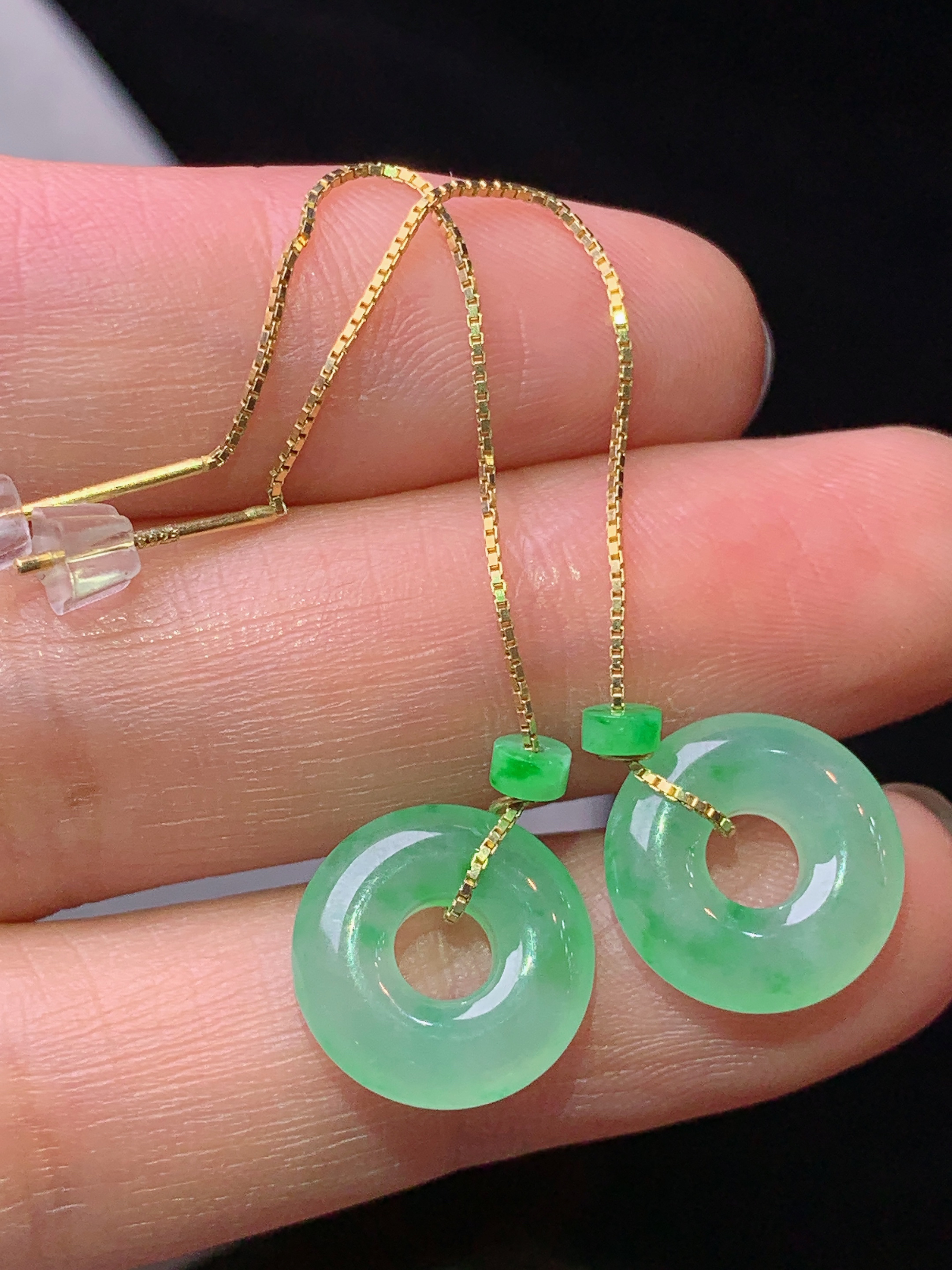 925银镶嵌飘绿平安环耳坠 玉质细腻 色泽艳丽清新 水润亮眼 整体尺寸12.2*3.3m1