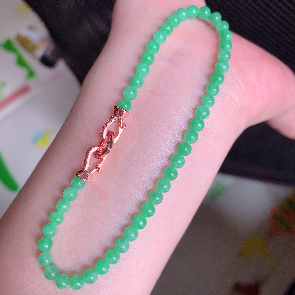 自然光实拍，冰润满绿翡翠手串手链，翠色灵动，佩戴效果时尚出众，尽显气质，玉质细腻，美感十足。#003.1取一尺寸3.9mm