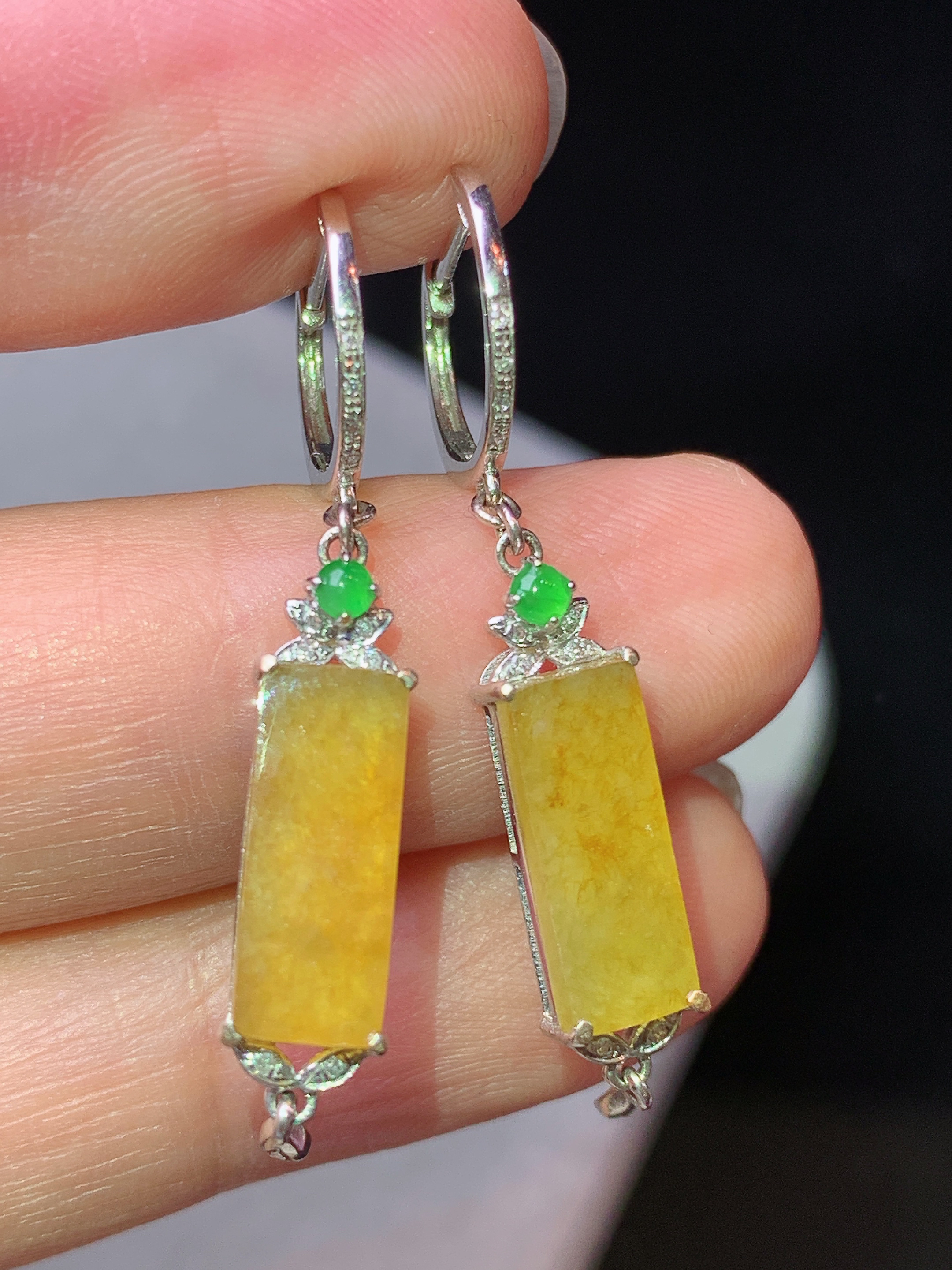 18k金钻镶嵌黄翡无事牌耳坠 玉质细腻 色泽艳丽清新 水润亮眼 整体尺寸36.8*5.2*4yz