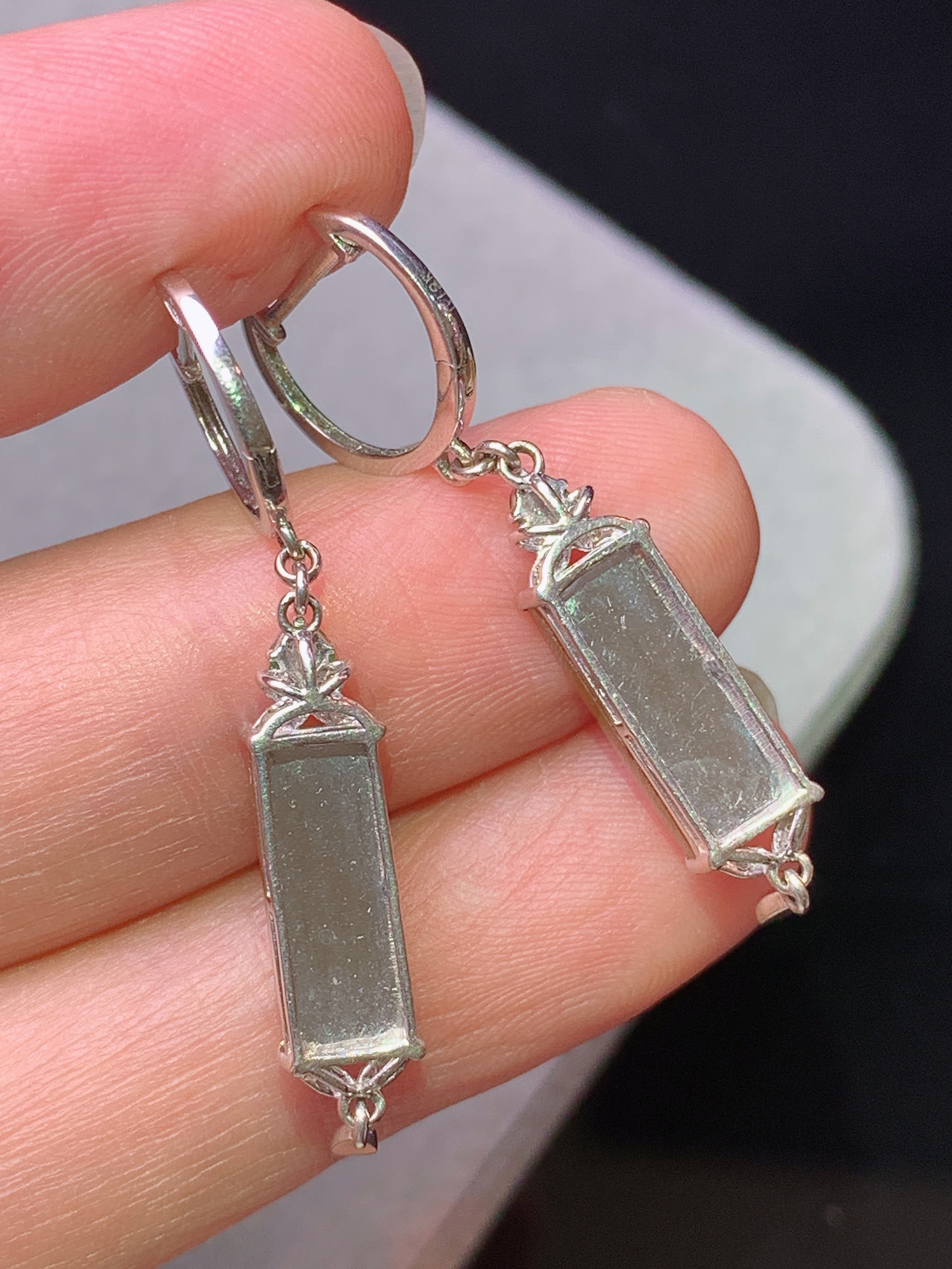 18k金钻镶嵌黄翡无事牌耳坠 玉质细腻 色泽艳丽清新 水润亮眼 整体尺寸36.8*5.2*4yz